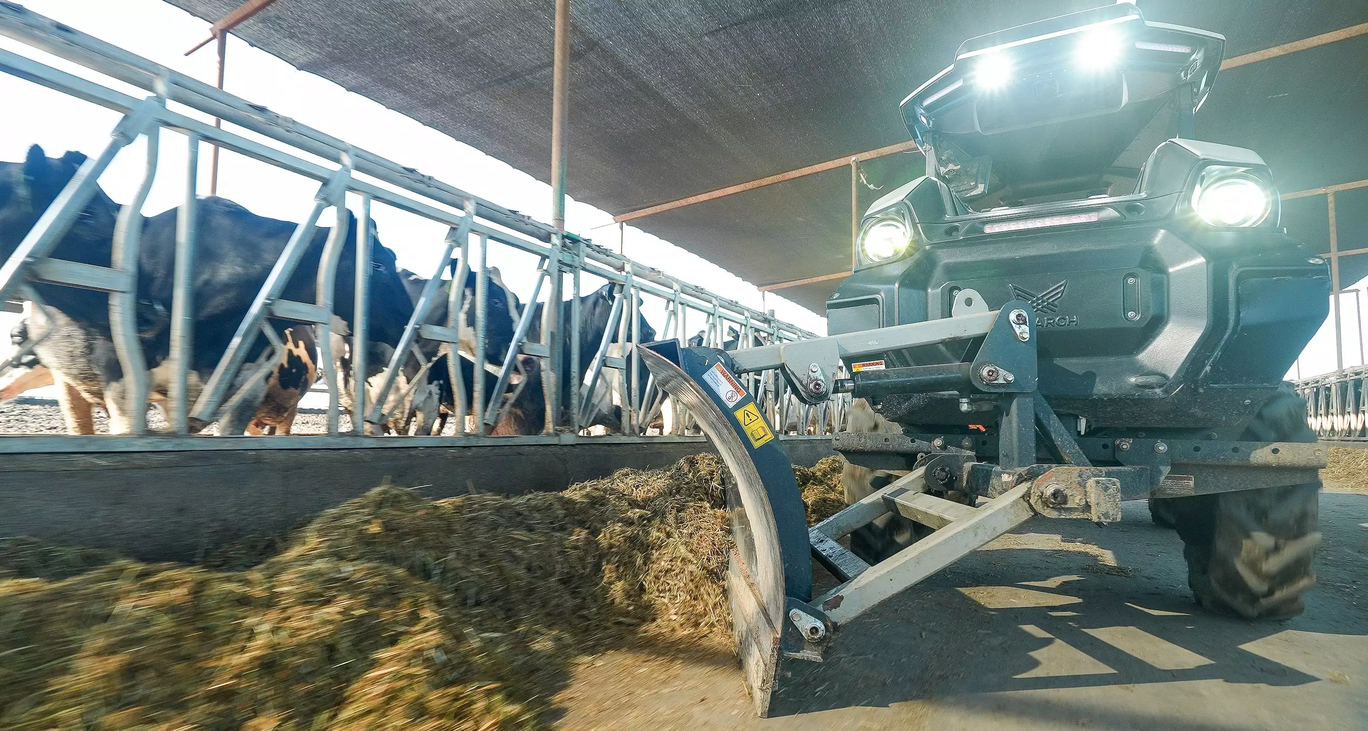 Le Monarch MK-V en usage pousse-fourrages (Crédit photo : Monarch Tractor)