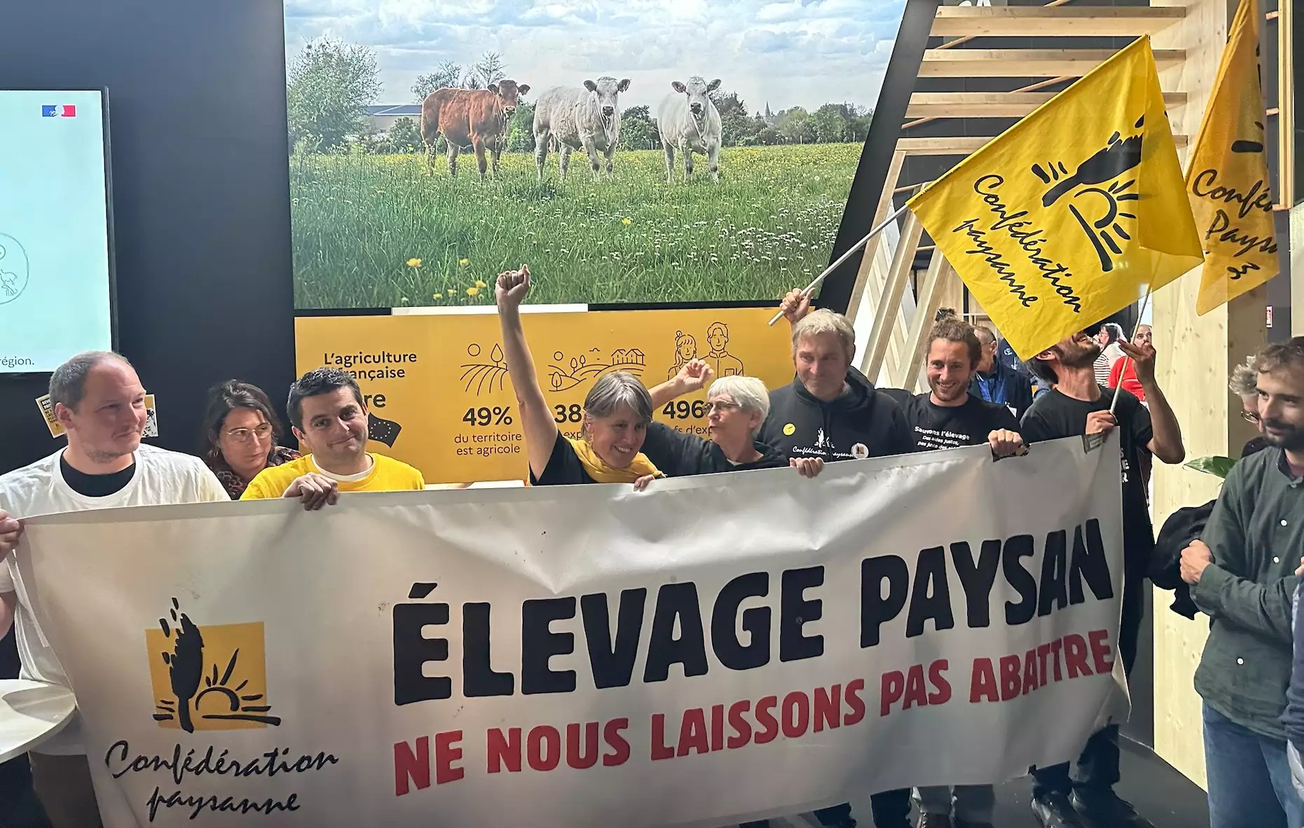 Alors que la nouvelle ministre de l’Agriculture Annie Genevard est attendue au Sommet de l’élevage jeudi, la Confédération paysanne a investi, pacifiquement, le stand du ministère de l’Agriculture à la Grande Halle d’Auvergne à Cournon (Puy-de-Dôme) (Crédit photo : R. Lecocq)