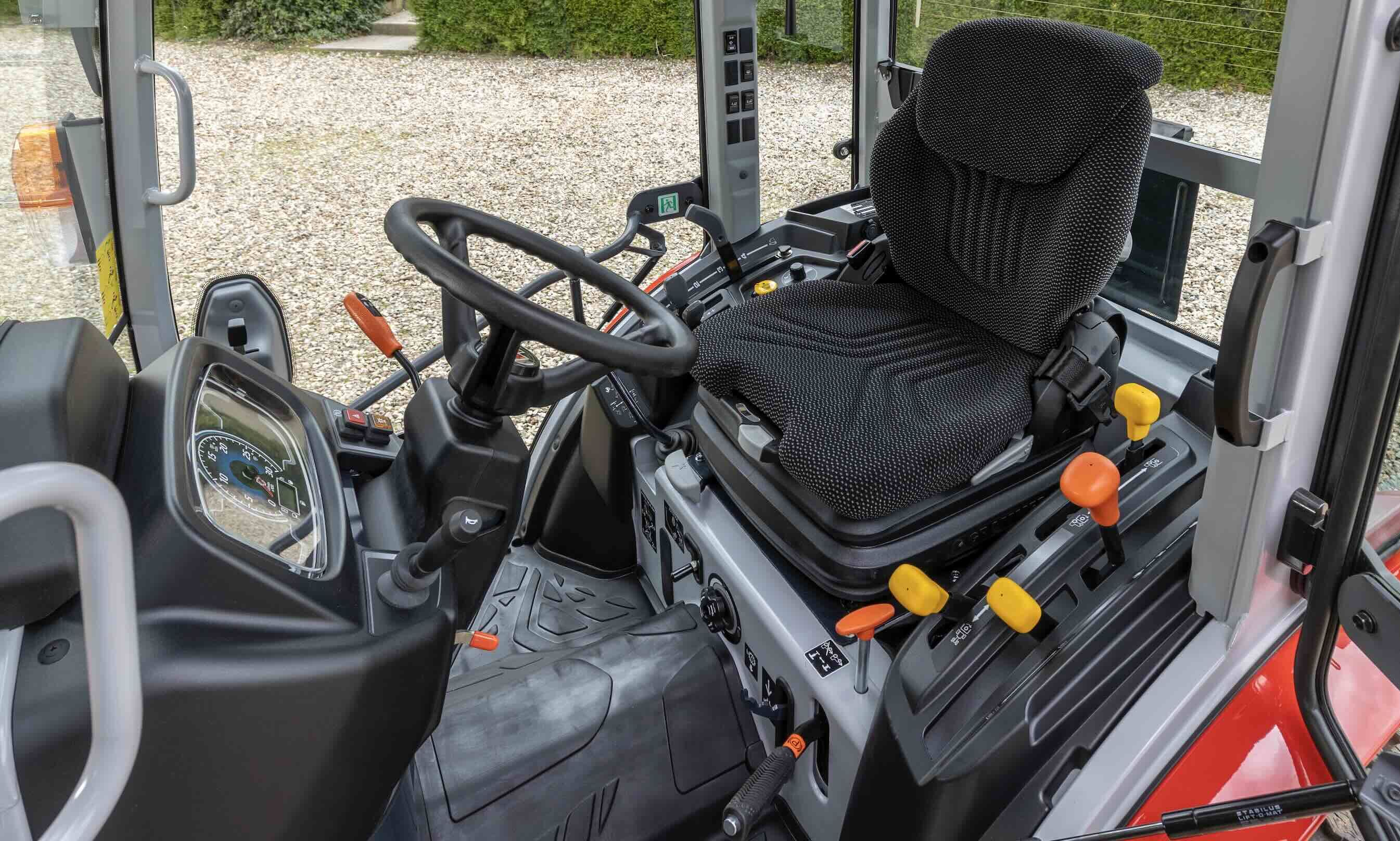 Le tableau de bord a été repensé avec des affichages plus clairs, les commandes hydrauliques ont été modernisées et dotées d'un marquage couleur distinctif