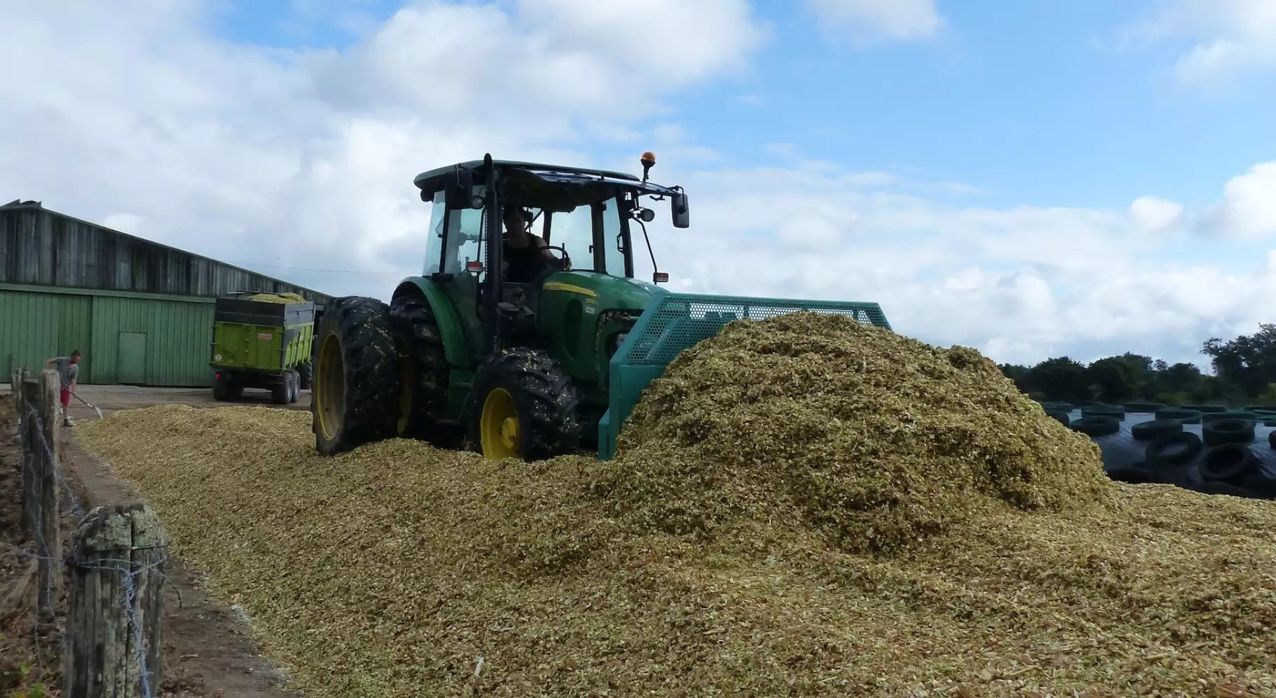 Les ensilages de maïs figurent parmi les travaux agricoles dans lesquels l’entraide subsiste le plus (Crédit photo : Catherine Perrot)