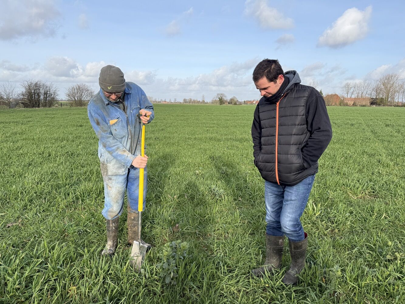 Bêche à la main, Jean-Marc Burette observe une amélioration de la structure de ses sols, grâce à la mise en place des techniques d'agriculture de conservation (©A.M.).
