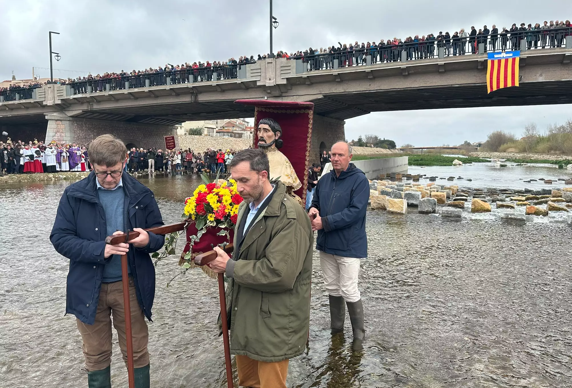 Le 18 mars, les pieds dans la Têt, des agriculteurs ont imploré Saint Gaudérique, patron des cultivateurs, de faire tomber la pluie, réinstaurant une pratique séculaire, abandonnée au 18ème siècle (Crédit photo : R. Lecocq)