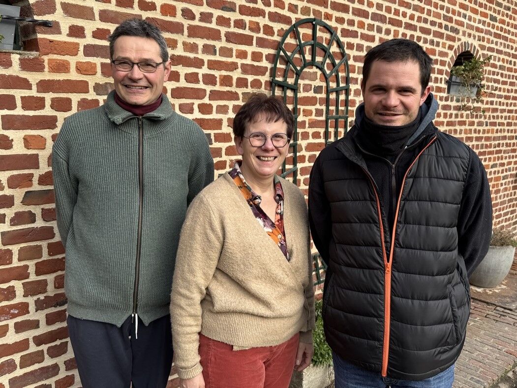 Jean-Marc, Elisabeth et Alexis Burette sur leur ferme. Avec l'installation d'Alexis, Jean-Marc prépare progressivement sa retraite. Elisabeth est salariée sur l'exploitation (©A.M.).