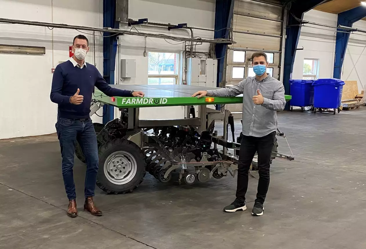 Les dirigeants de Stecomat, (Niek Jansingh à gauche) et de FarmDroid concluant leur accord de distribution