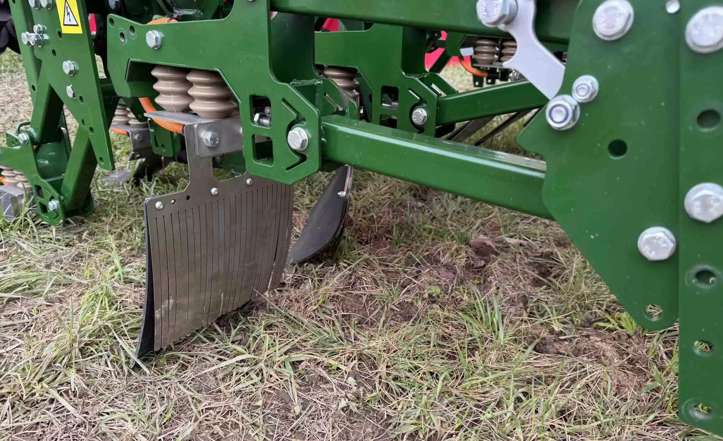 La Garford Electric Weeder est capable de réaliser du désherbage intégral en planche avant semis et du binage inter-rang post-semis, à une vitesse comprise entre 2 et 4 km/h