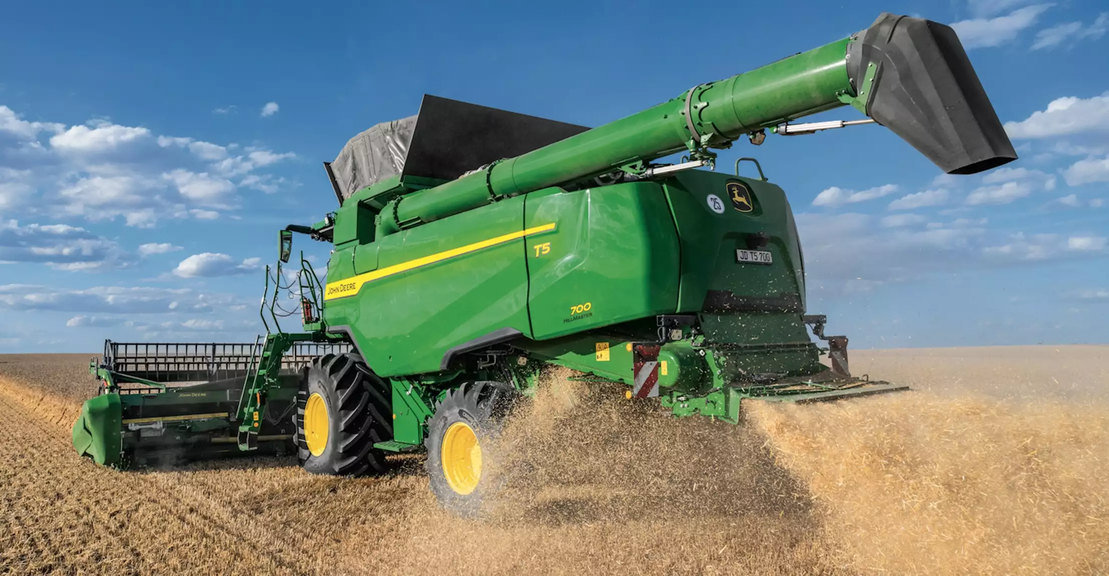 La série T5 compte quatre modèles (T5 400 de 305ch, T5 500 de 348 ch, T5 600 de 387 ch et T5 700 de 421 ch de puissance maxi) à 5 secoueurs (Crédit photo : John Deere)