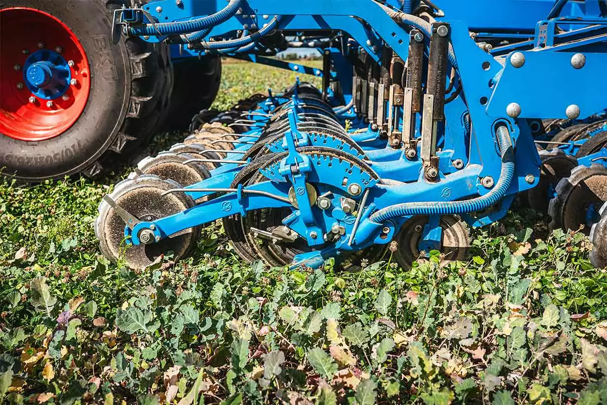 En option, le Solitair NT peut être doté d’une fonction de réglage automatique de la pression des socs, par détection autonome et en continu des conditions prédominantes du sol