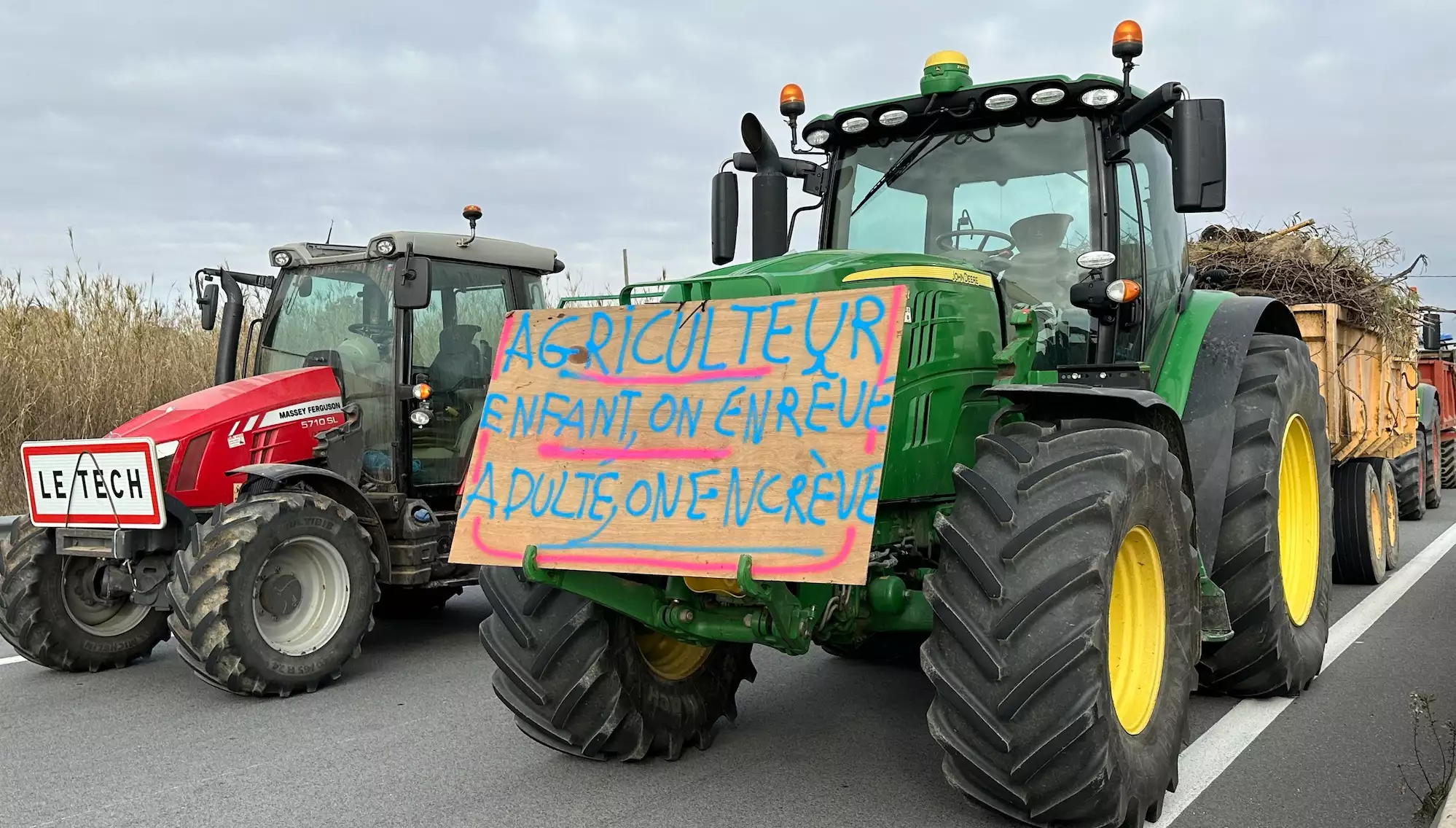 « Agriculteur : enfant, on en rêve, adulte, on ne crève » : le slogan va faire florès sur de nombreux lieu de manifestation (Crédit photo : R. Lecocq)