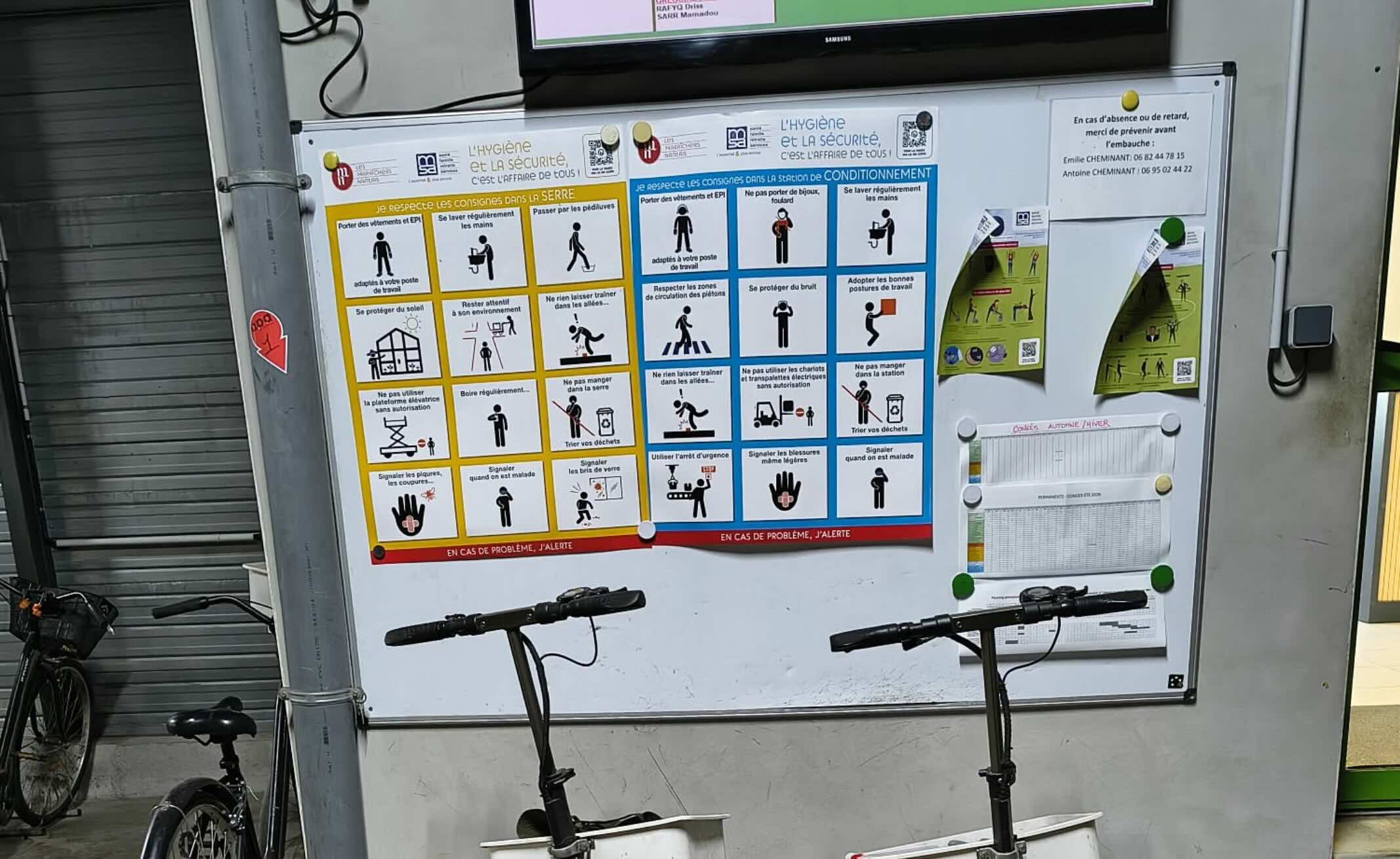 Consignes traduites en plusieurs langues, pictogrammes, et trottinettes électriques pour faciliter la vie des salariés en serres de tomates © Catherine Perrot