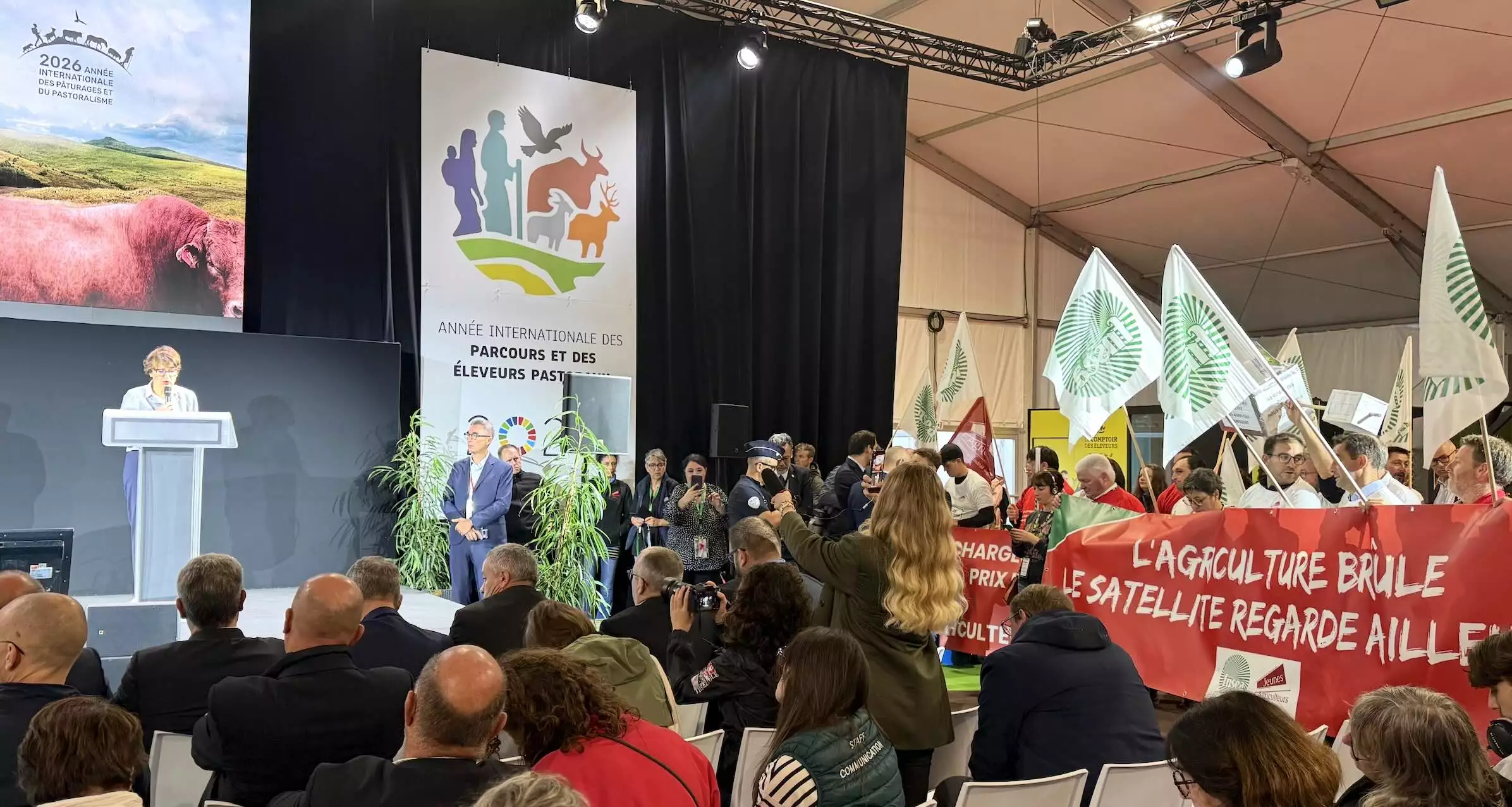 La ministre sous l’œil d’une vingtaine d’agriculteurs contestant la fiabilité de l’IPP, l’indice de protection des prairies © R. Lecocq
