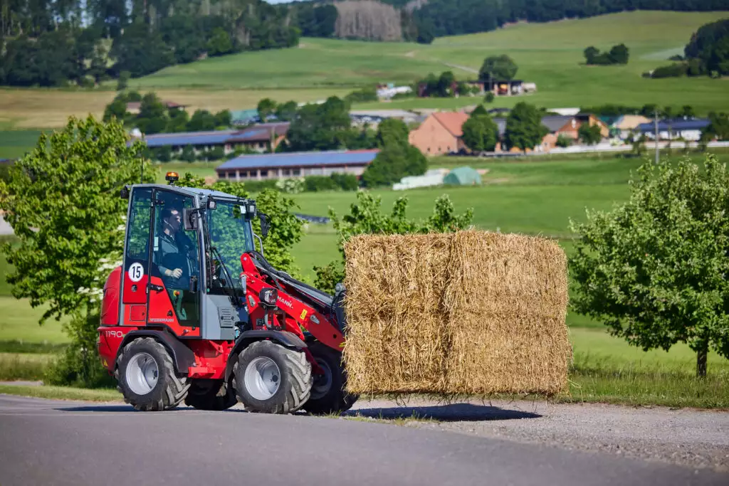 Le MPEV 600 CT est un enfonce pieux pour porteurs (tracteurs, télescopiques, chargeuses, pelles, etc) garantissant zéro vibration dans le bras du porteur (Crédit photo : Yanigav)