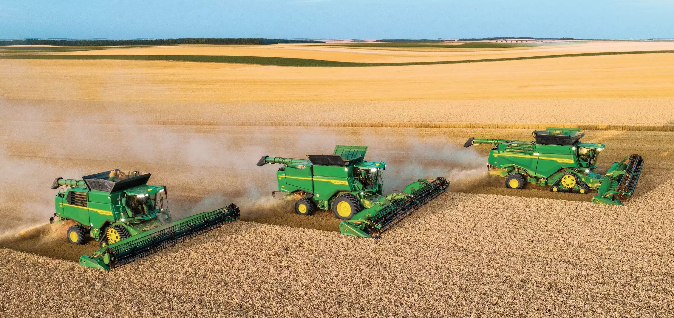 Renouvelées en 2024, les séries T5/T6 (5/6 secoueurs) et S7 (mono-rotor) héritent de la cabine de la X9 (double rotor) (Crédit photo : John Deere)