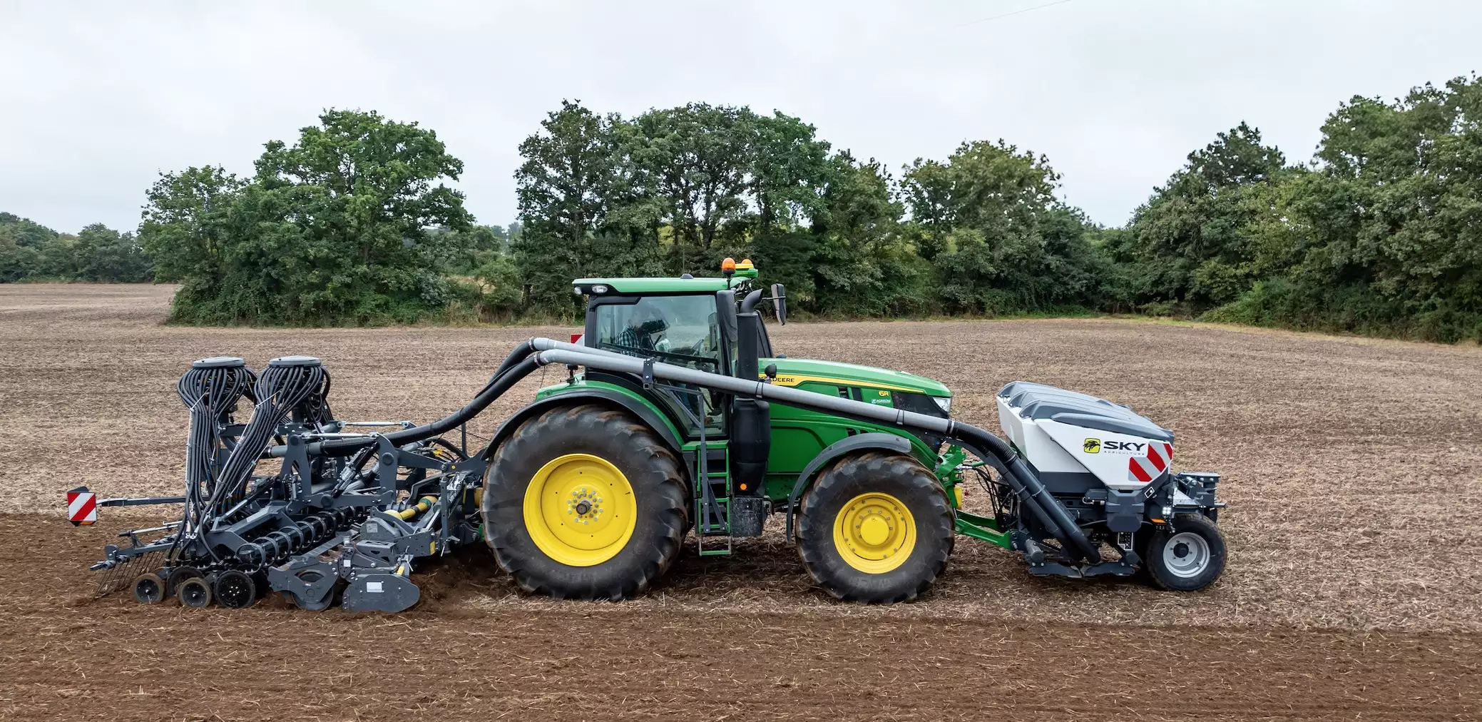 La trémie frontale Progress TF associé au combiné de semis Progress (Crédit photos : Sky Agriculture)