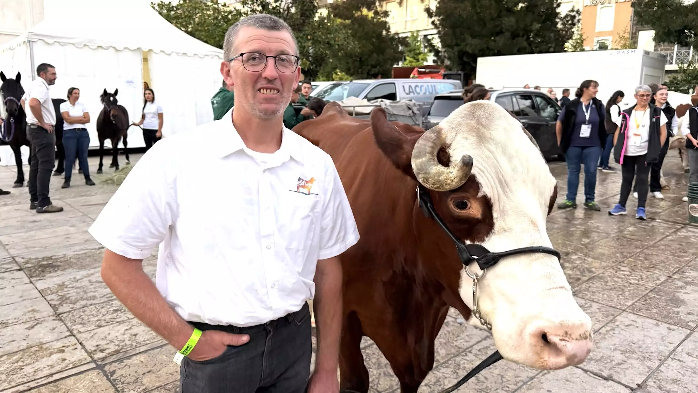 Lionel Gauthier et Noueuse sur la place de Jaude &agrave; Clermont-Ferrand le 5 octobre 2026 &copy; R. Lecocq