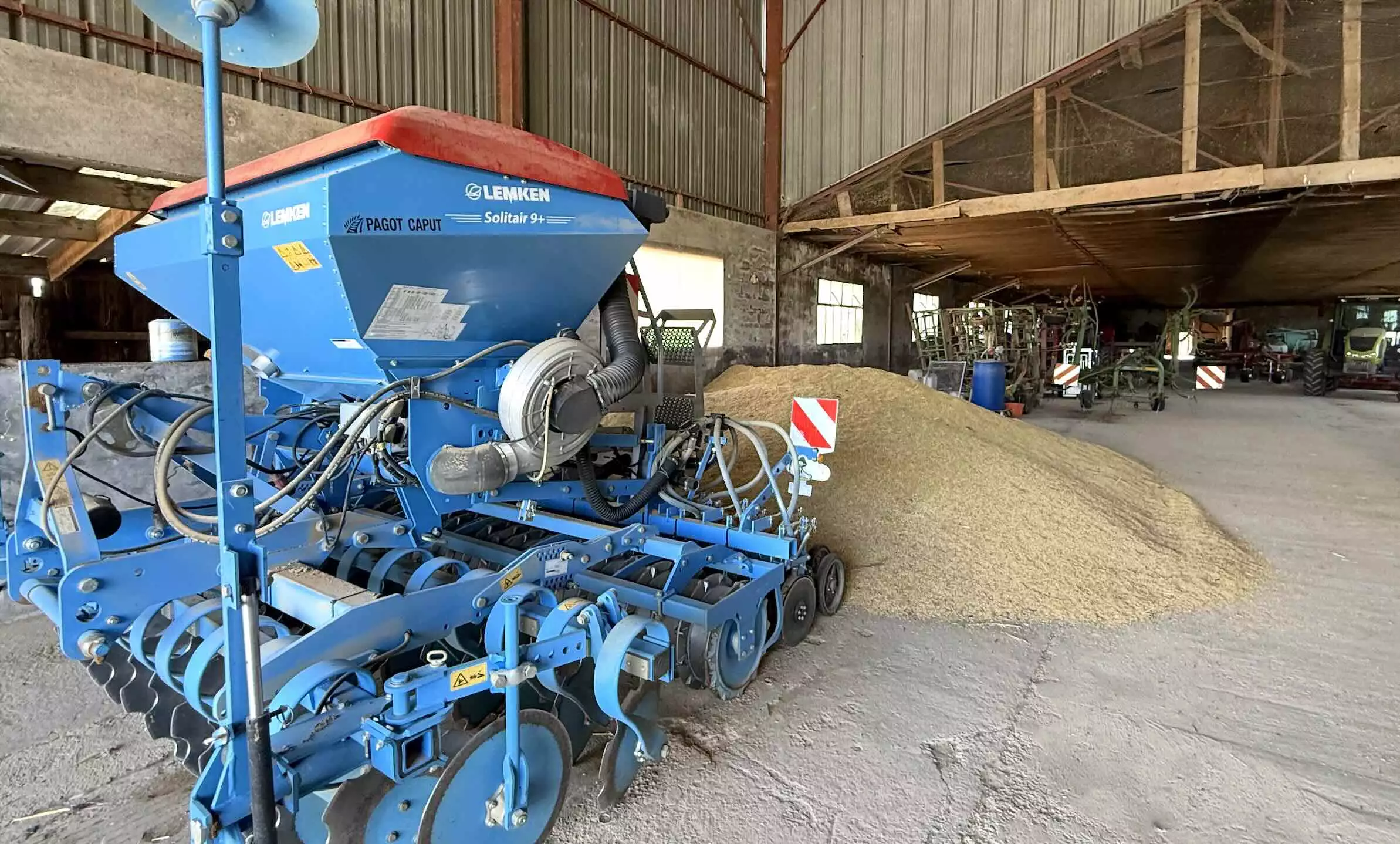 Le projet de bâtiment de stockage de grains attendra. Trop cher © R. Lecocq