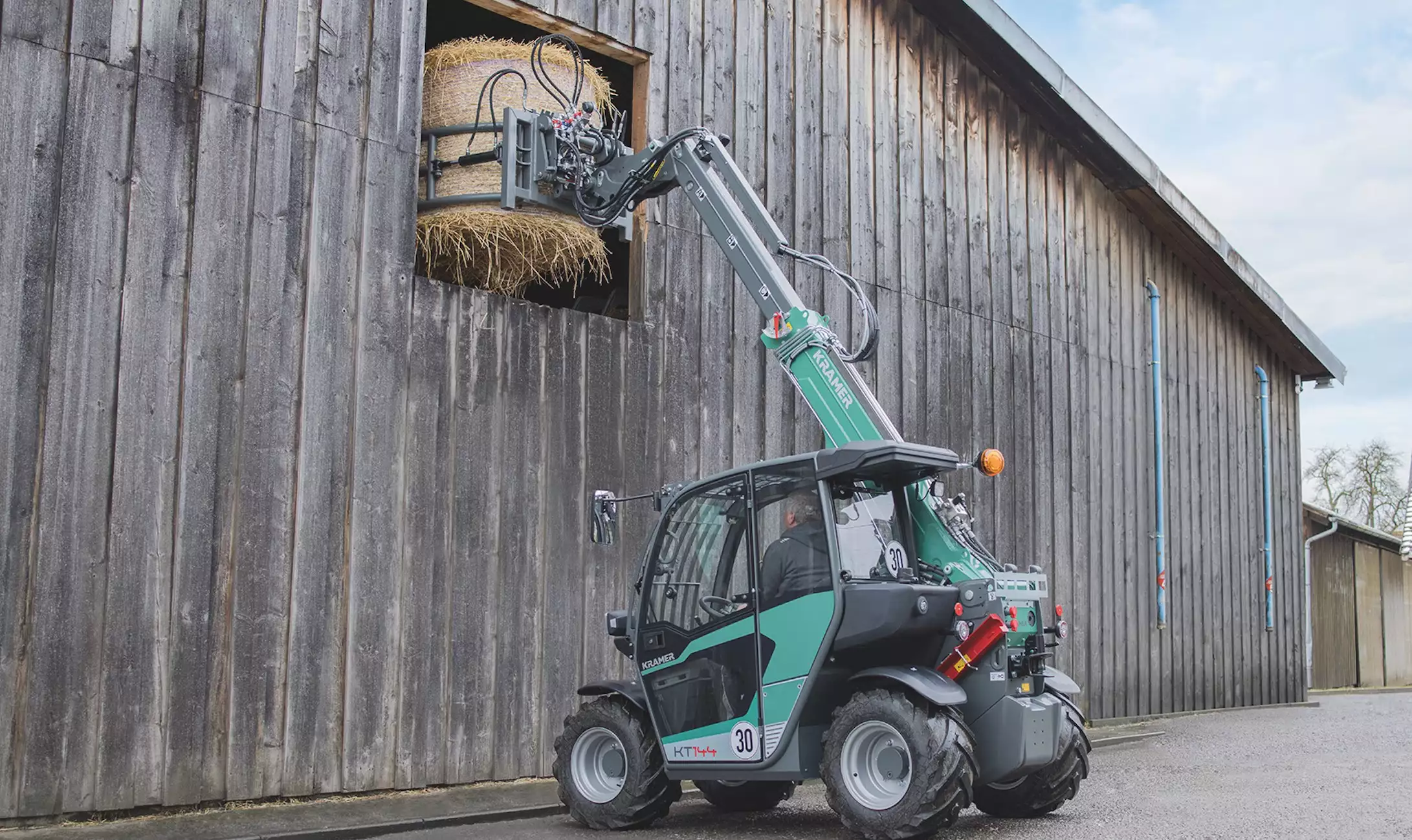 Le nouveau compact KT144 mesure moins de 2 mètres de haut et environ 1,60 mètres de large, pour un poids en ordre de marche d’environ 3000 kg