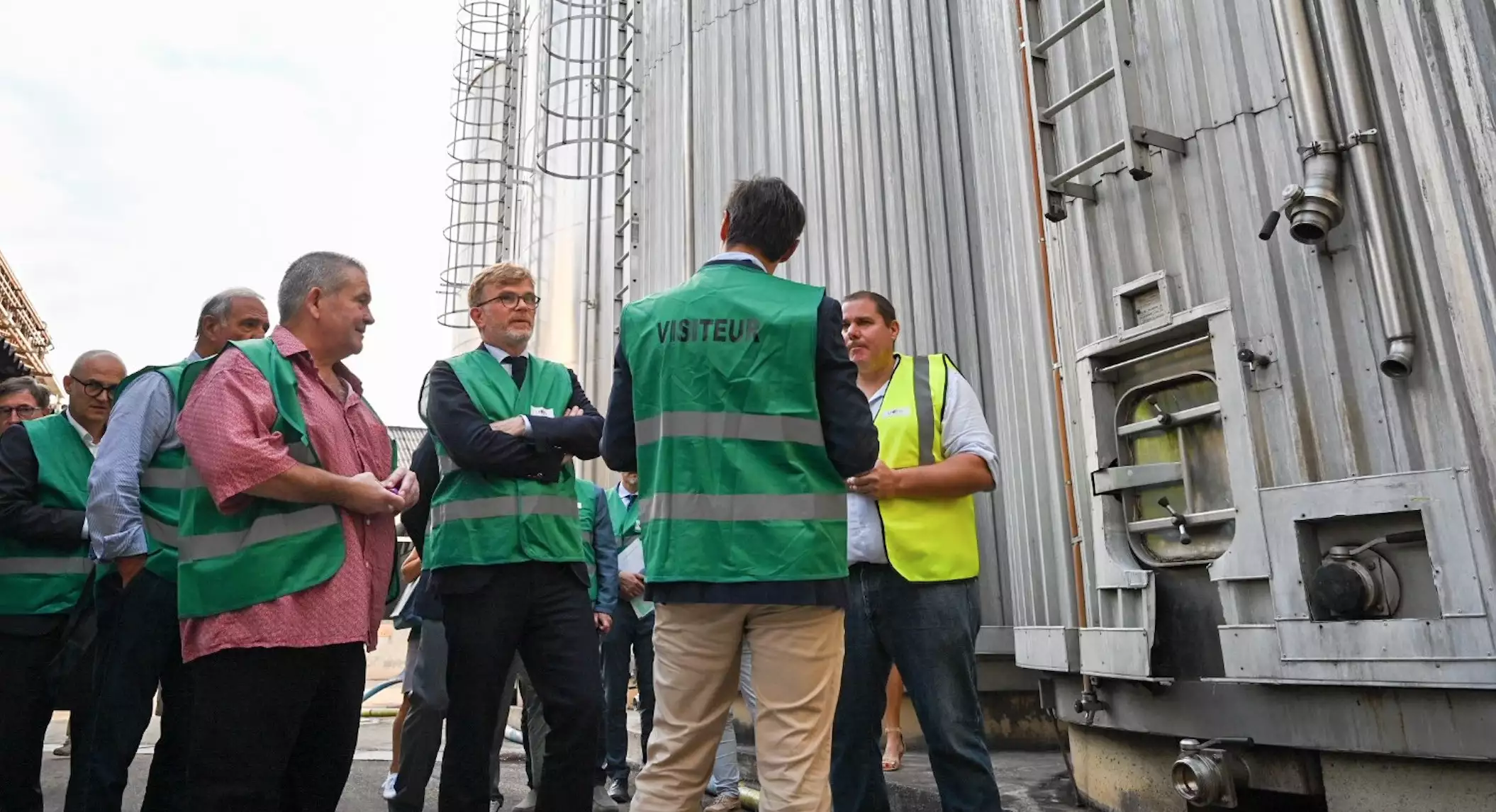 Le ministre de l’Agriculture Marc Fesneau à la distillerie d’Olonzac dans l’Hérault le 24 août 2023 (Crédit photo : X – ministère de l’Agriculture)
