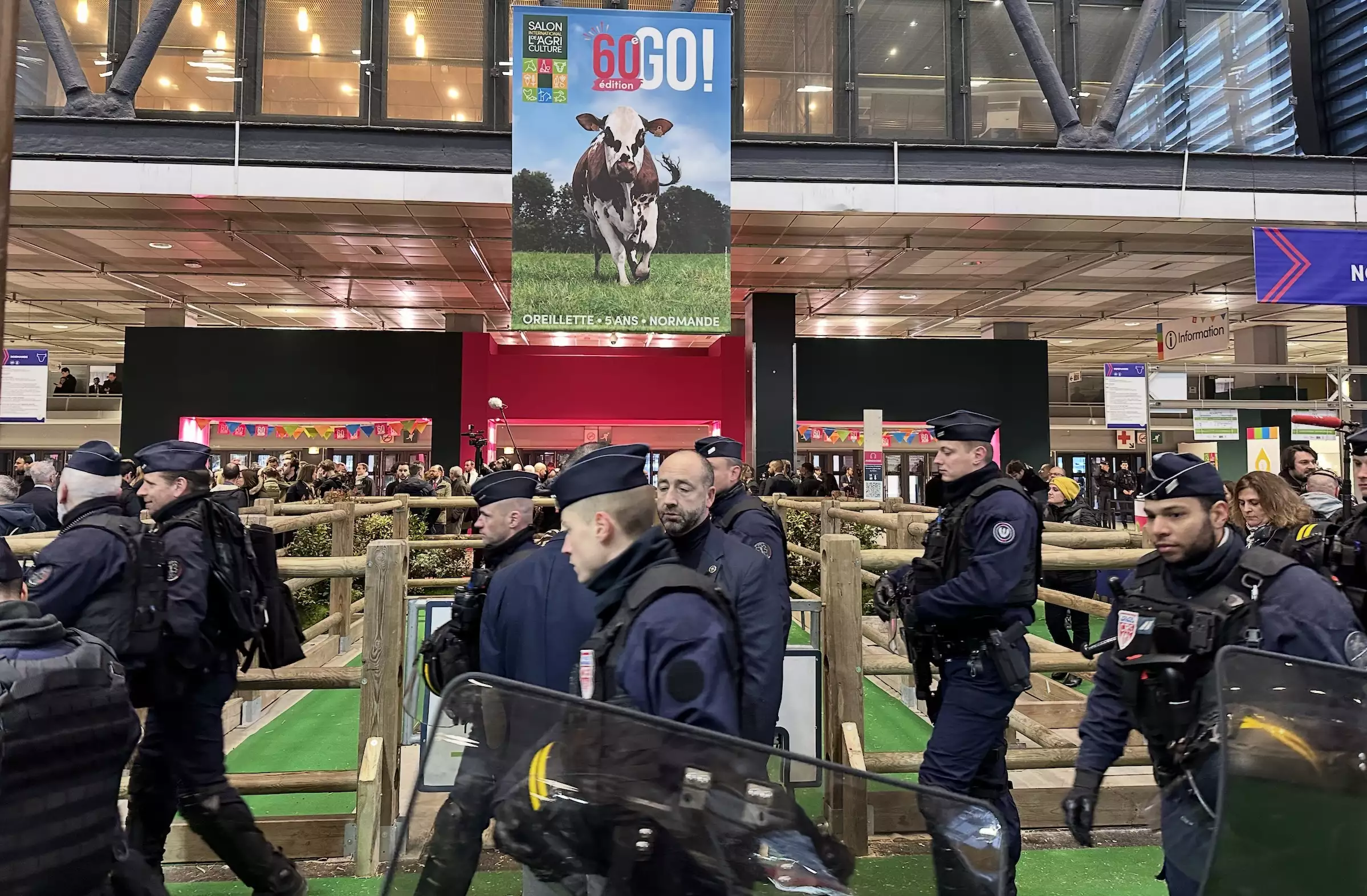 Pour ses 60 ans, le Salon de l’agriculture fait, pour la première fois, l’expérience d’affrontements entre forces de l’ordre dans l’enceinte même du Salon (Crédit photo : R. Lecocq)