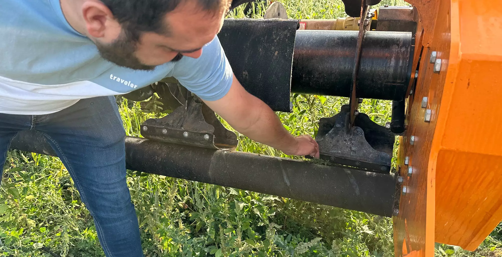 Les mauvaises herbes sont pincées entre des pales réparties sur toute longueur d’un rotor, et deux rouleaux animés