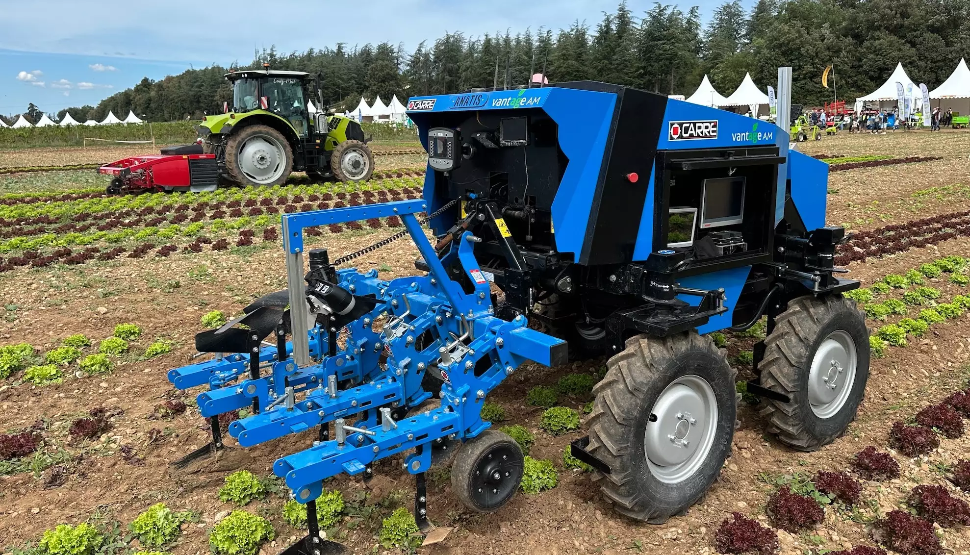 Au premier plan le robot Anatis de Carré, subventionné 40%, au second plan la bineuse intégrale IC-Weeder de Lemken, subventionnée à 30% (Crédit photo : R. Lecocq)
