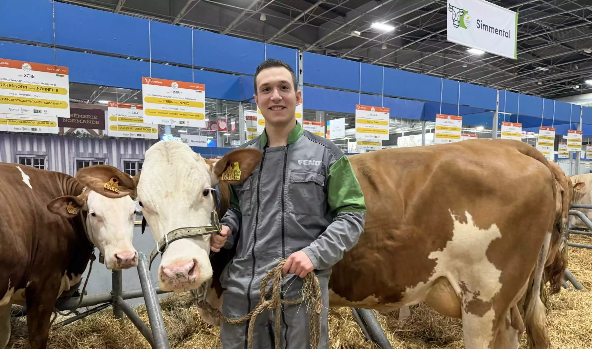 Baptiste Hance, ici avec Timbo, incarne la 5ème génération du Gaec Hance situé à Liffol-le-Grand dans les Vosges (Crédit photo : R. Lecocq)