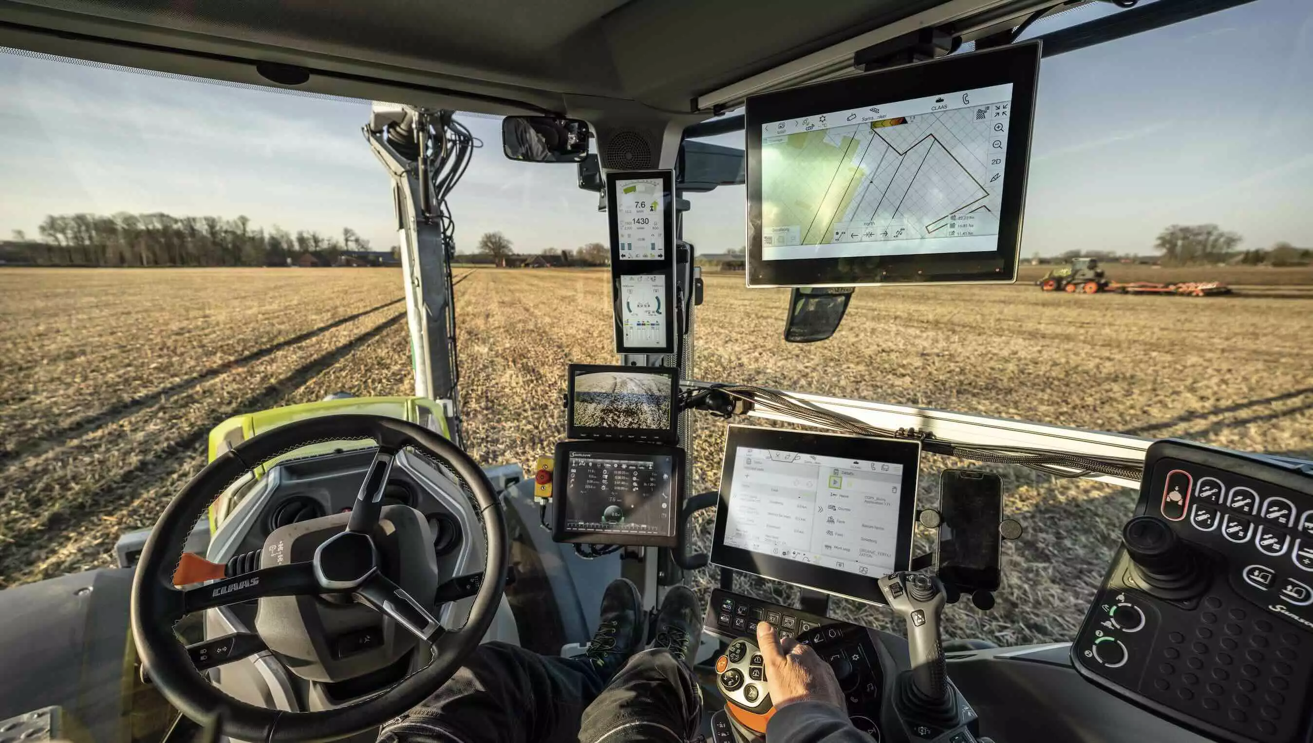 L’Axion série 8 CMatic bénéficie d’une connectivité numérique complète avec la plateforme Claas connect via la nouveau terminal Cebis connect, avec un ou deux terminaux 12 pouces en cabine © Claas