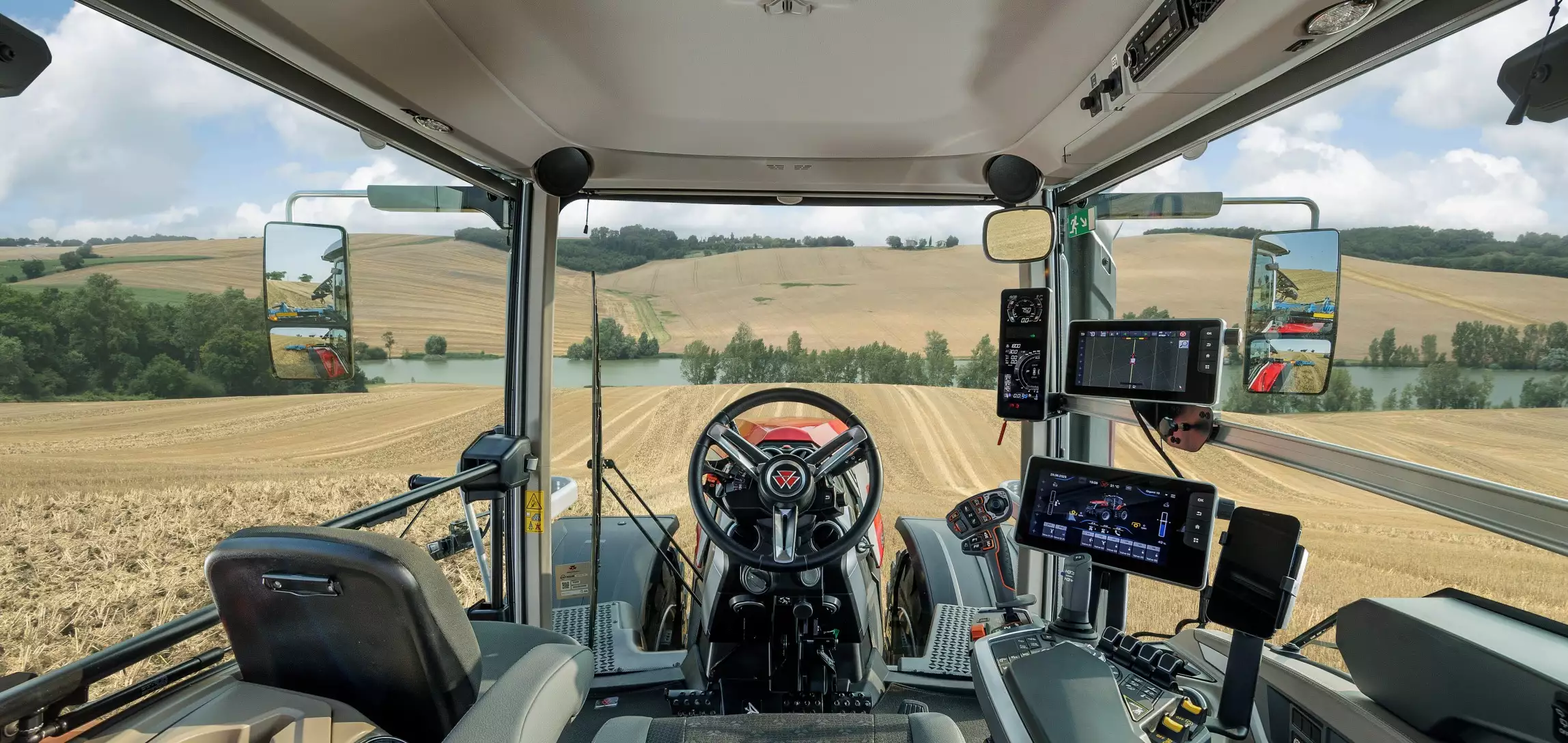 La série MF 9S est dotée d’une nouvelle cabine développent 3,4m3 d’espace et 6,6 m2 de surface vitrée