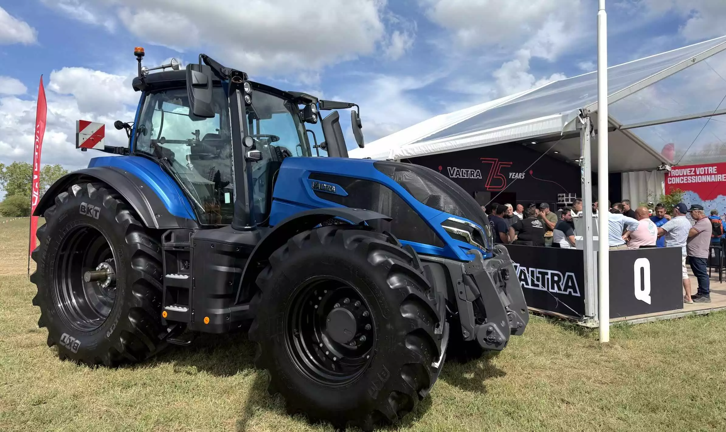 Ceci n’est pas un tracteur de la Gendarmerie nationale (indice : le gyrophare)
