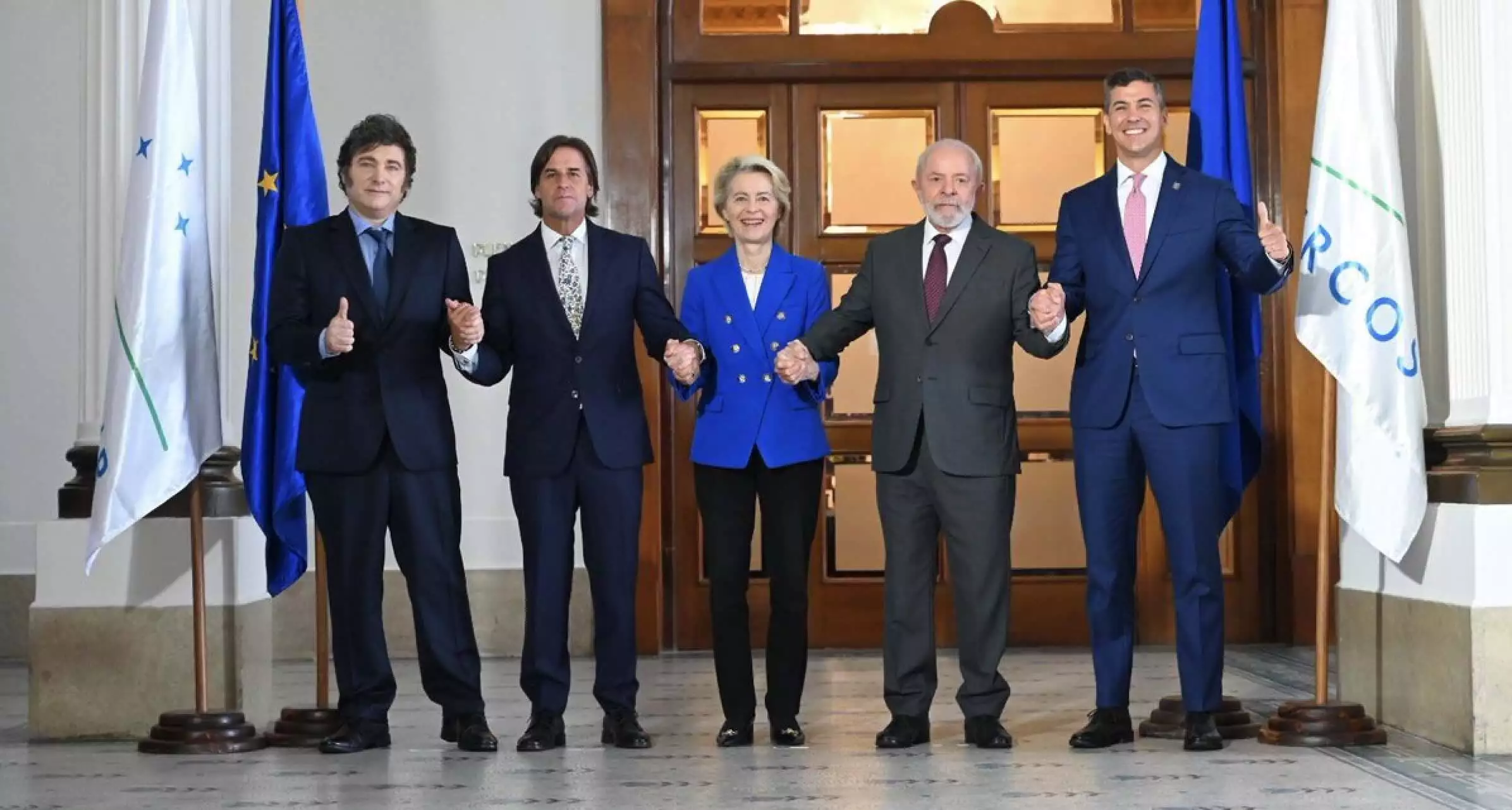 De g. à d., le président argentin Javier Milei, le président uruguayen Luis Alberto Lacalle Pou, Ursula von der Leyen, le président brésilien Luiz Inácio Lula da Silva et le président paraguayen Santiago Peña, au siège du Mercosur à Montevideo le 6 décembre © X