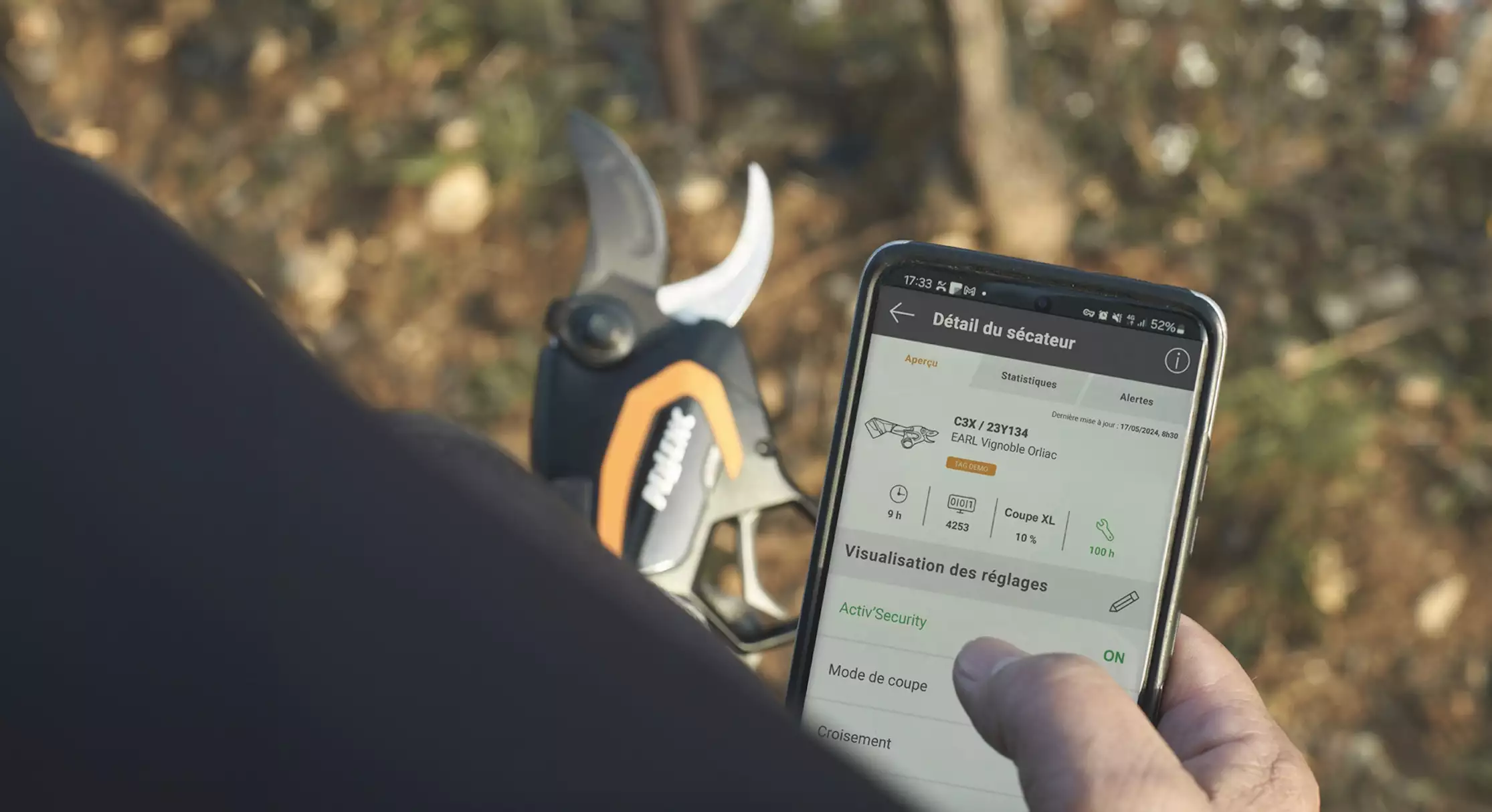 La connexion NFC de série permet l’accès à de nombreuses fonctionnalités comme le suivi statistique, le paramétrage, ou encore la gestion de la flotte, via l’application mobile Pellenc Connect