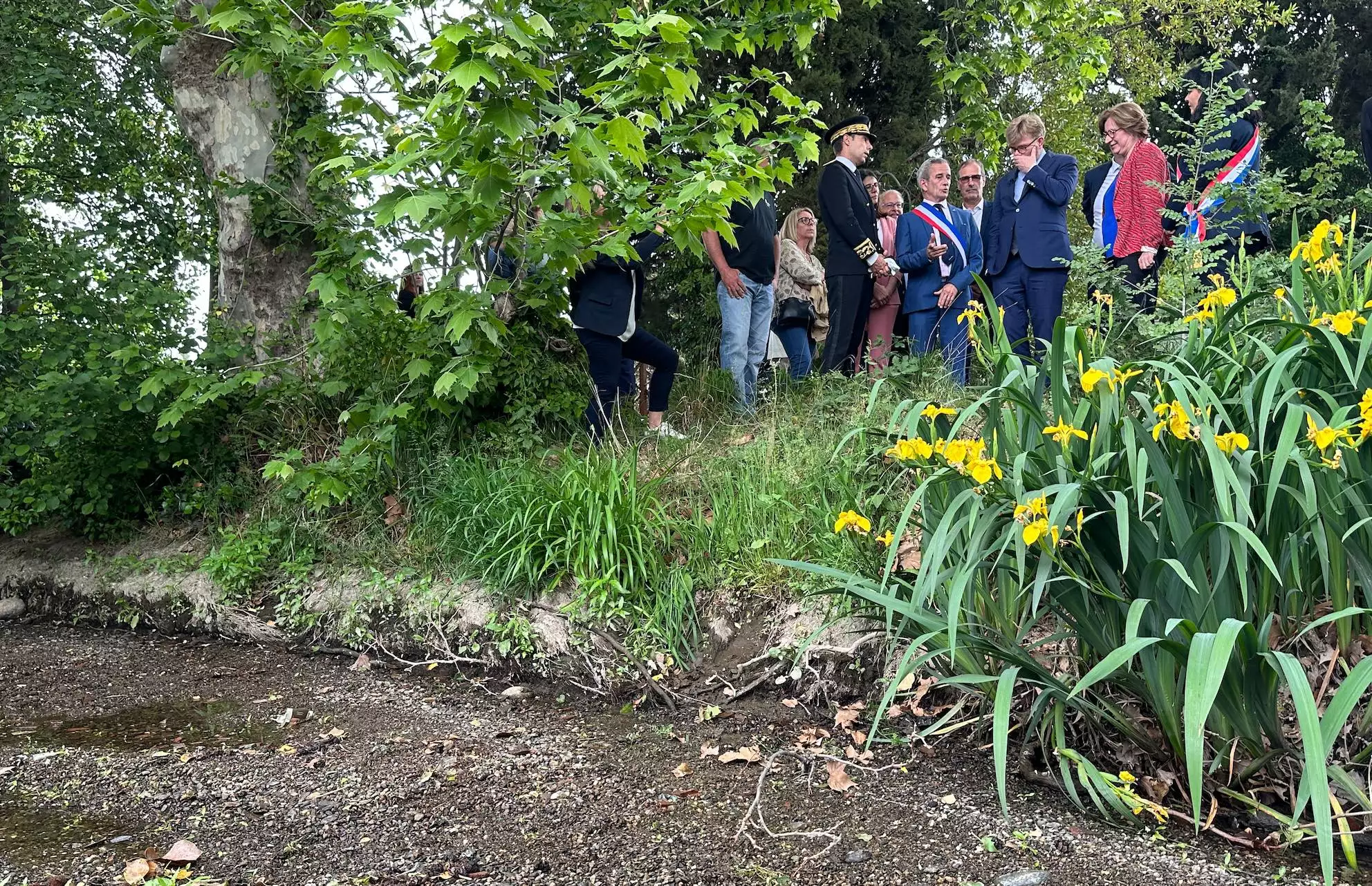 Le ministre de l’Agriculture en visite dans les Pyrénées-Orientales en mai 2023, au pied du canal de Perpignan qui relie le barrage de Vinça à la réserve de Villeneuve-de-la-Raho
