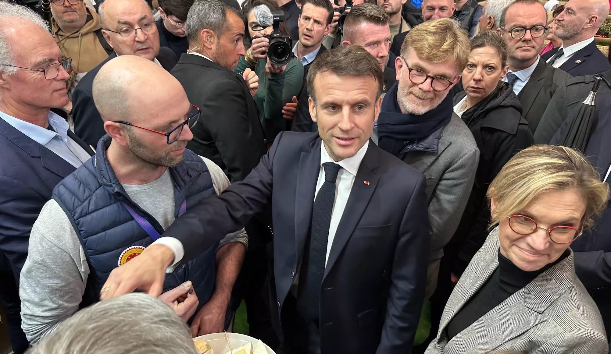 Emmanuel Macron dégustant des fromages de Normandie le 24 février, aux côtés de Marcs Fesneau et Agnès Pannier-Runacher, respectivement ministre de l‘Agriculture et ministre déléguée à l’Agriculture (Crédit photo : R. Lecocq)