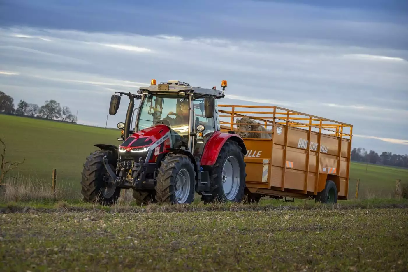 La finition Exclusive comprend la suspension de cabine, un si&egrave;ge &agrave; suspension pneumatique Superluxe, la climatisation automatique, le terminal tactile Datatronic 5, la transmission AutoDrive, un d&eacute;bit hydraulique de 110 litres/min et jusqu'&agrave; 8 distributeurs embarqu&eacute;s, un joystick multifonction