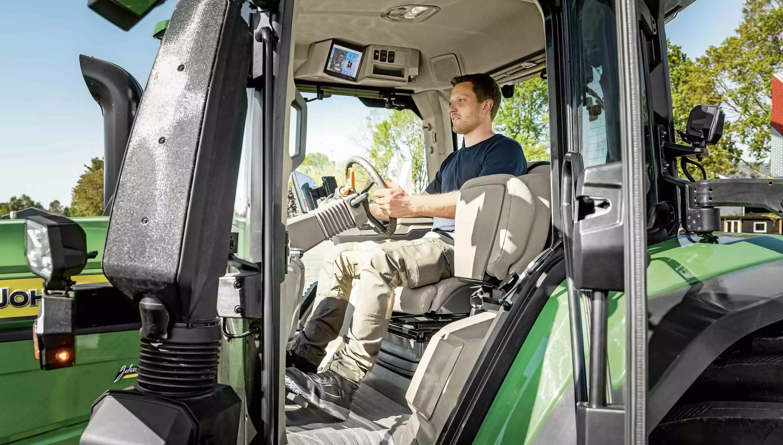 Les nouveaux 6R héritent de la cabine CommandView 4, conçue pour améliorer l’ergonomie, la visibilité et le confort acoustique © John Deere