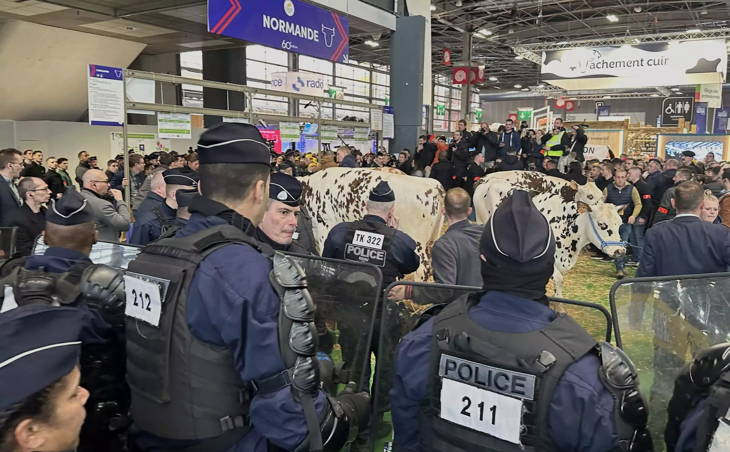 Des forces de l’ordre tentent de contenir plusieurs centaines d’agriculteurs manifestant leur colère, jour de l’inauguration présidentielle