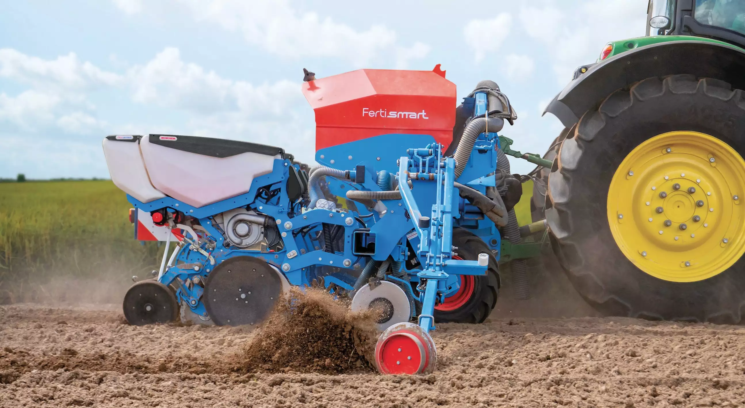 Le FertiSmart est apte &agrave; distribuer une large gamme d&rsquo;engrais (18-46, ur&eacute;e, granul&eacute;s organiques...) tandis que le microgranulateur MicroSmart peut distribuer simultan&eacute;ment des microgranul&eacute;s et des microfertilisants