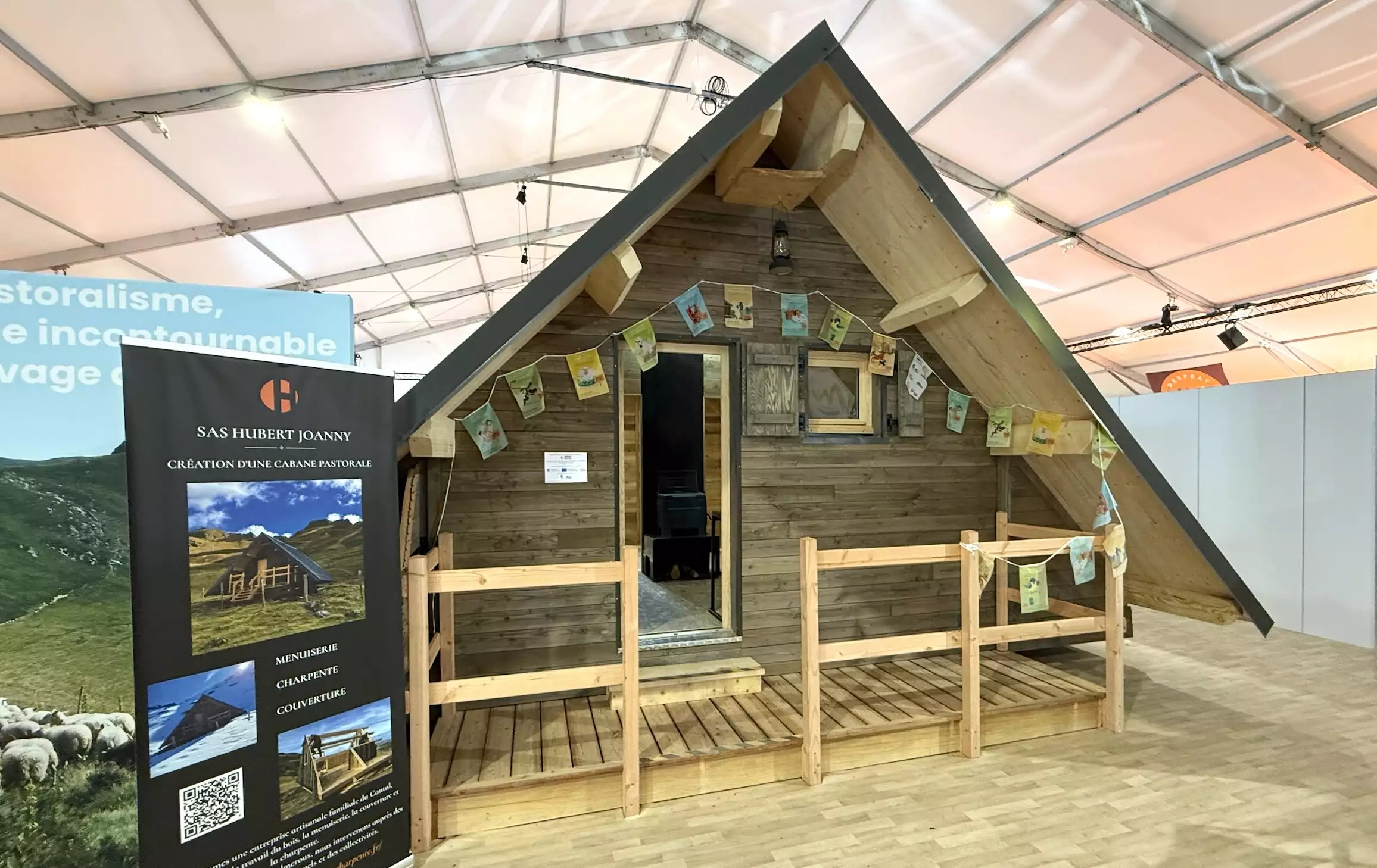 La cabane en douglas du Lioran va remonter du côté du Lioran… entre les douglas © R. Lecocq