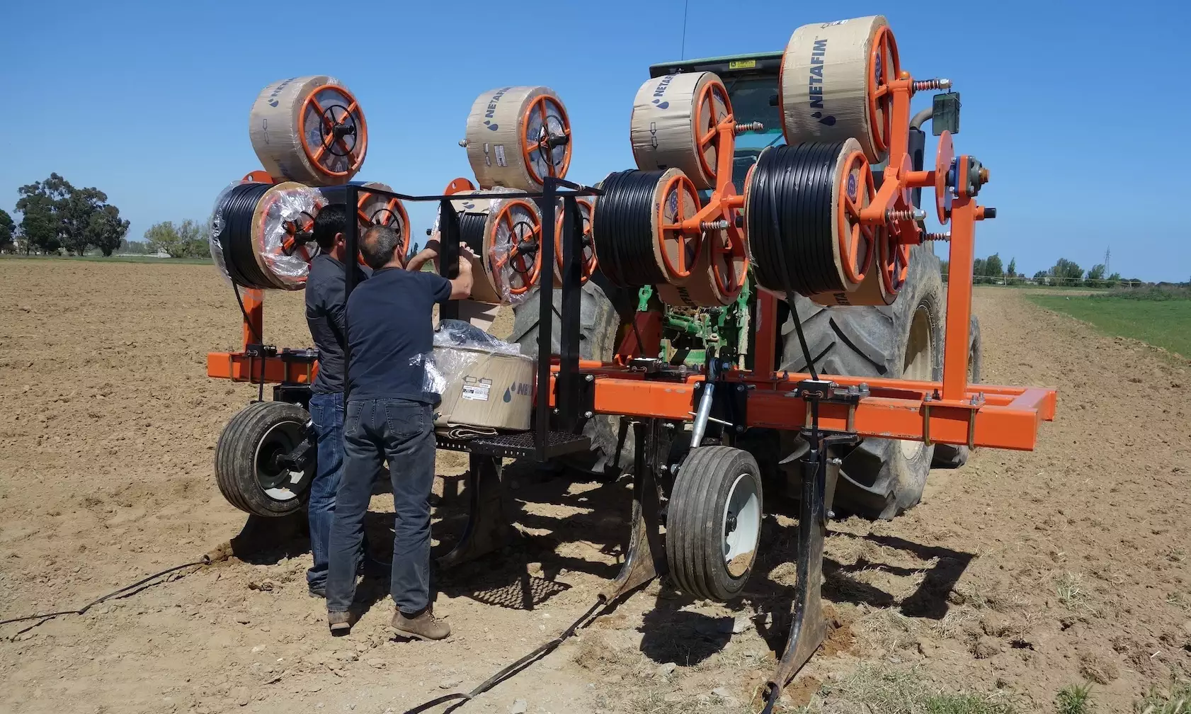 Le dispositif « protection contre la sécheresse » lie investissement dans le goutte-à-goutte, aérien ou enterré, et un outil d’aide à la décision type sonde ou capteur (Crédit photo : R. Lecocq)