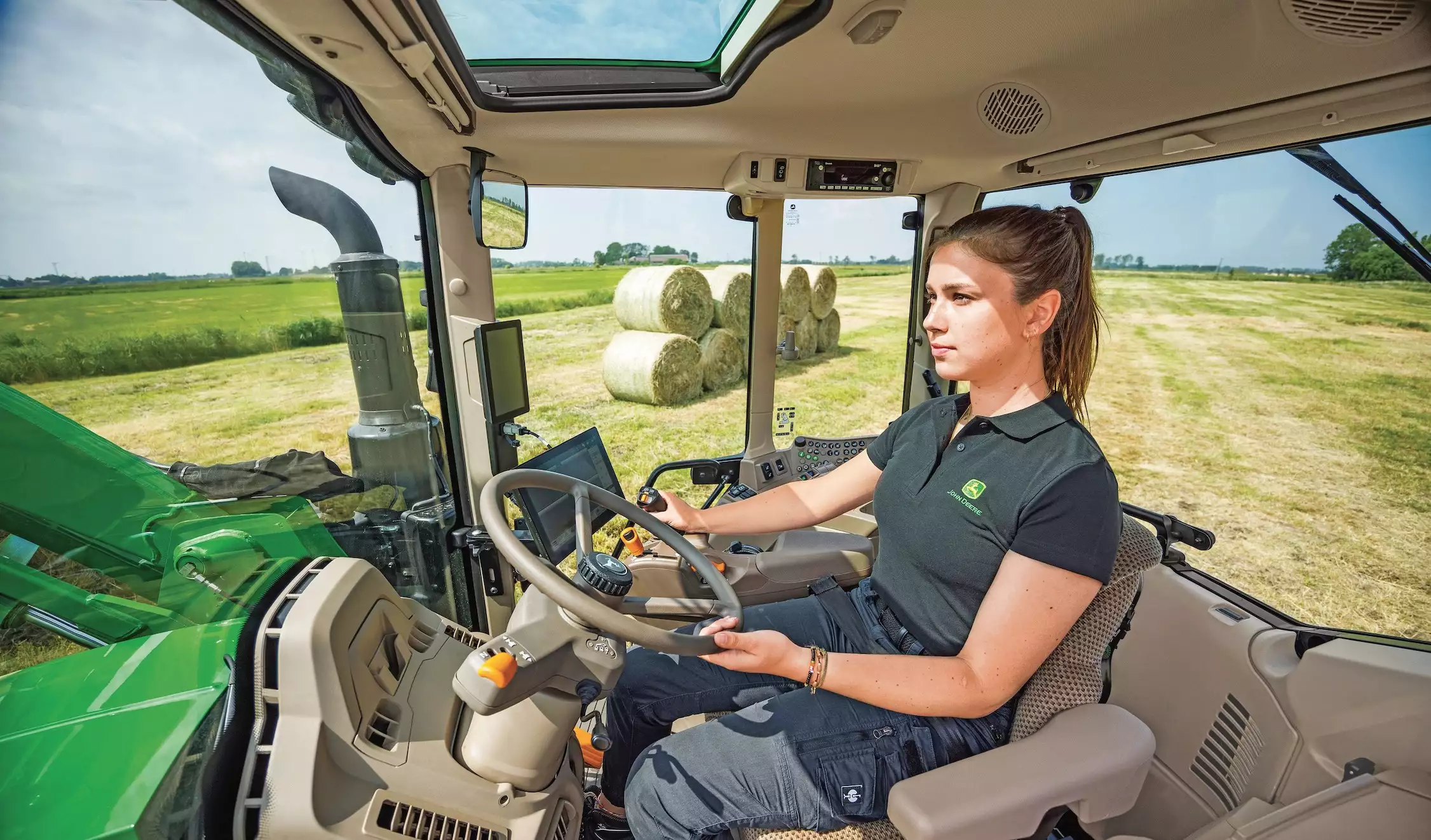 La console CommandARM regroupant toutes les fonctions du tracteur et les moniteurs G5 et G5Plus ouvrant la voie à l’agriculture de précision sont proposés en option