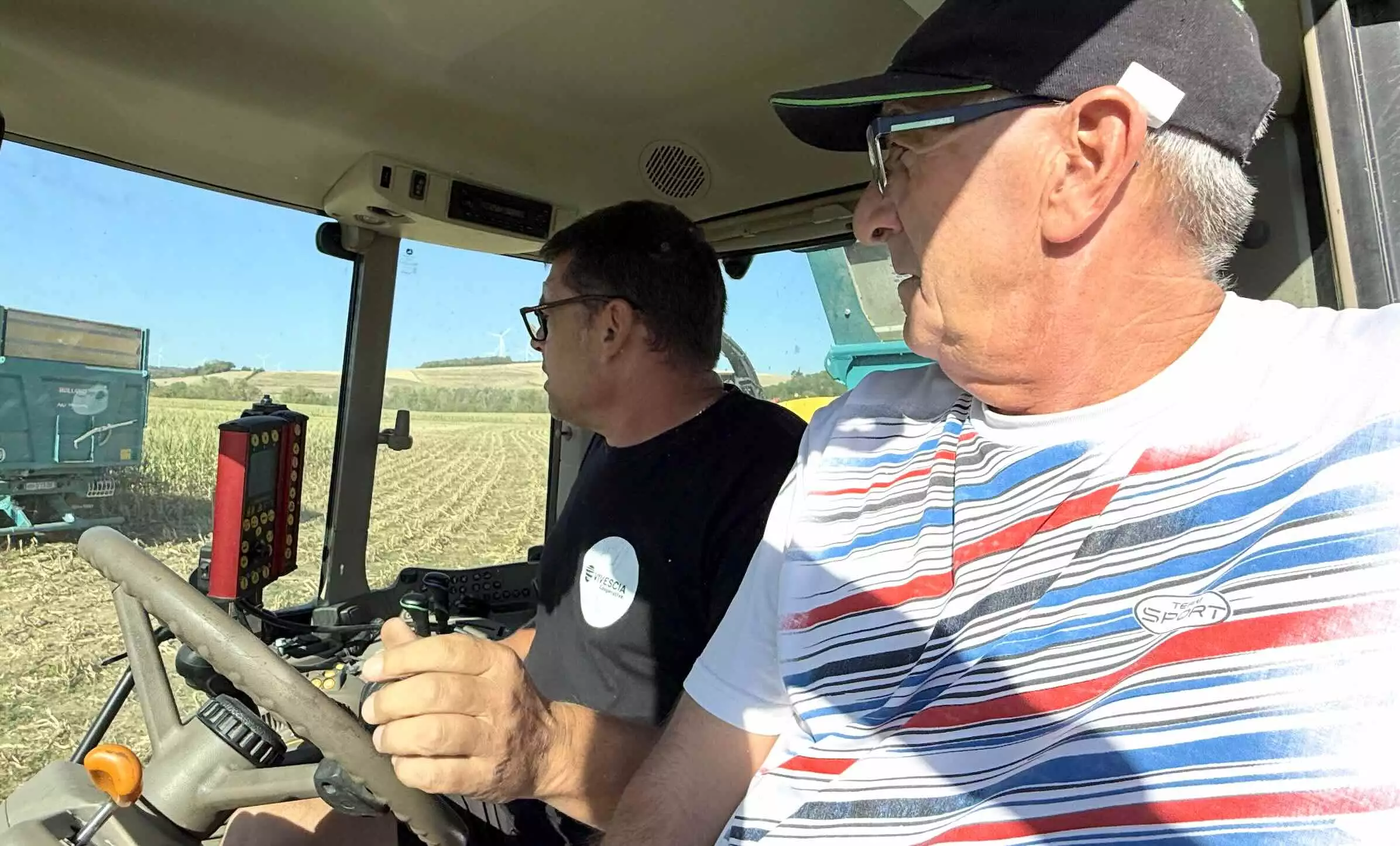 Mathieu Goujon, le frère de l’éleveur, au volant d’une benne © R. Lecocq
