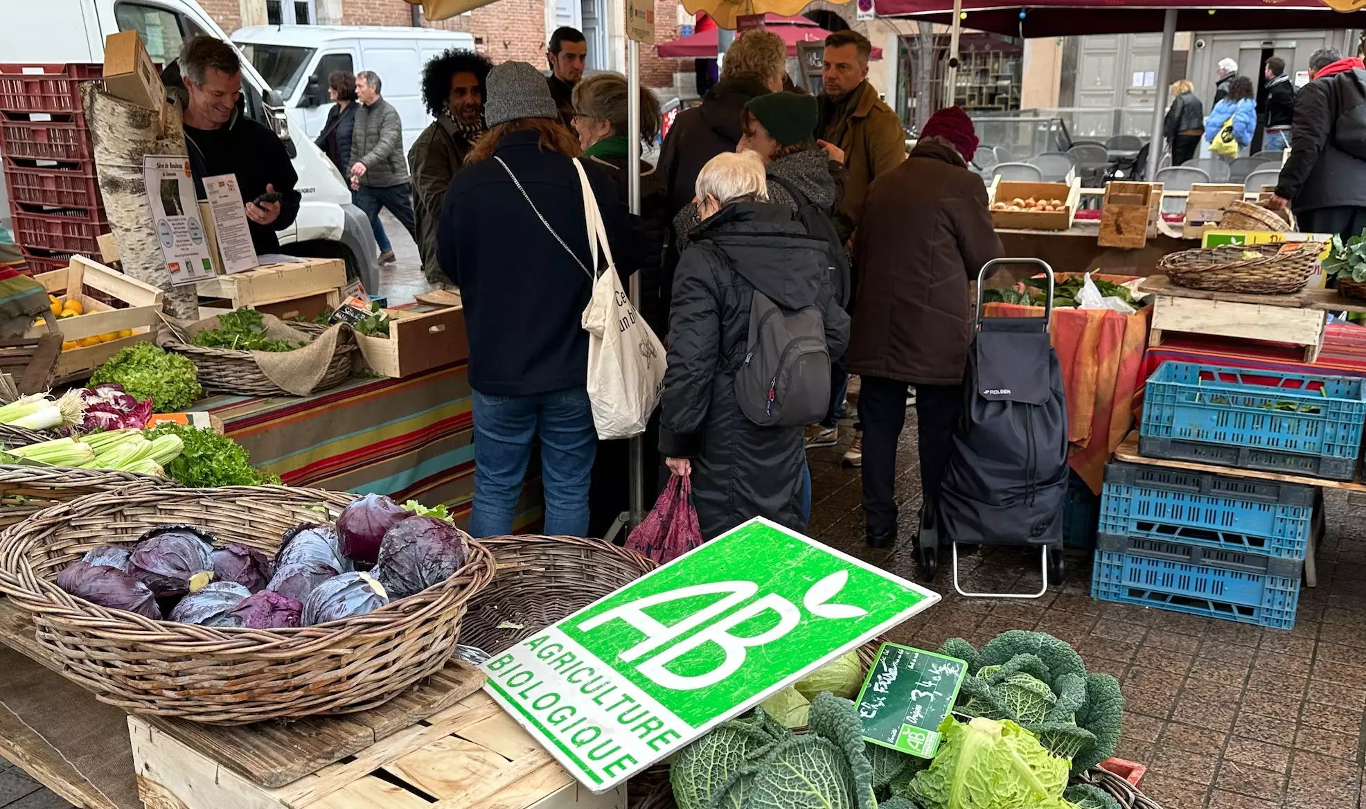 Présent le samedi sur le marché de Perpignan (Pyrénées-Orientales), l’Earl Le chant de la terre résiste à l’érosion des ventes qui affecte la bio, notamment en GMS et magasins spécialisés
