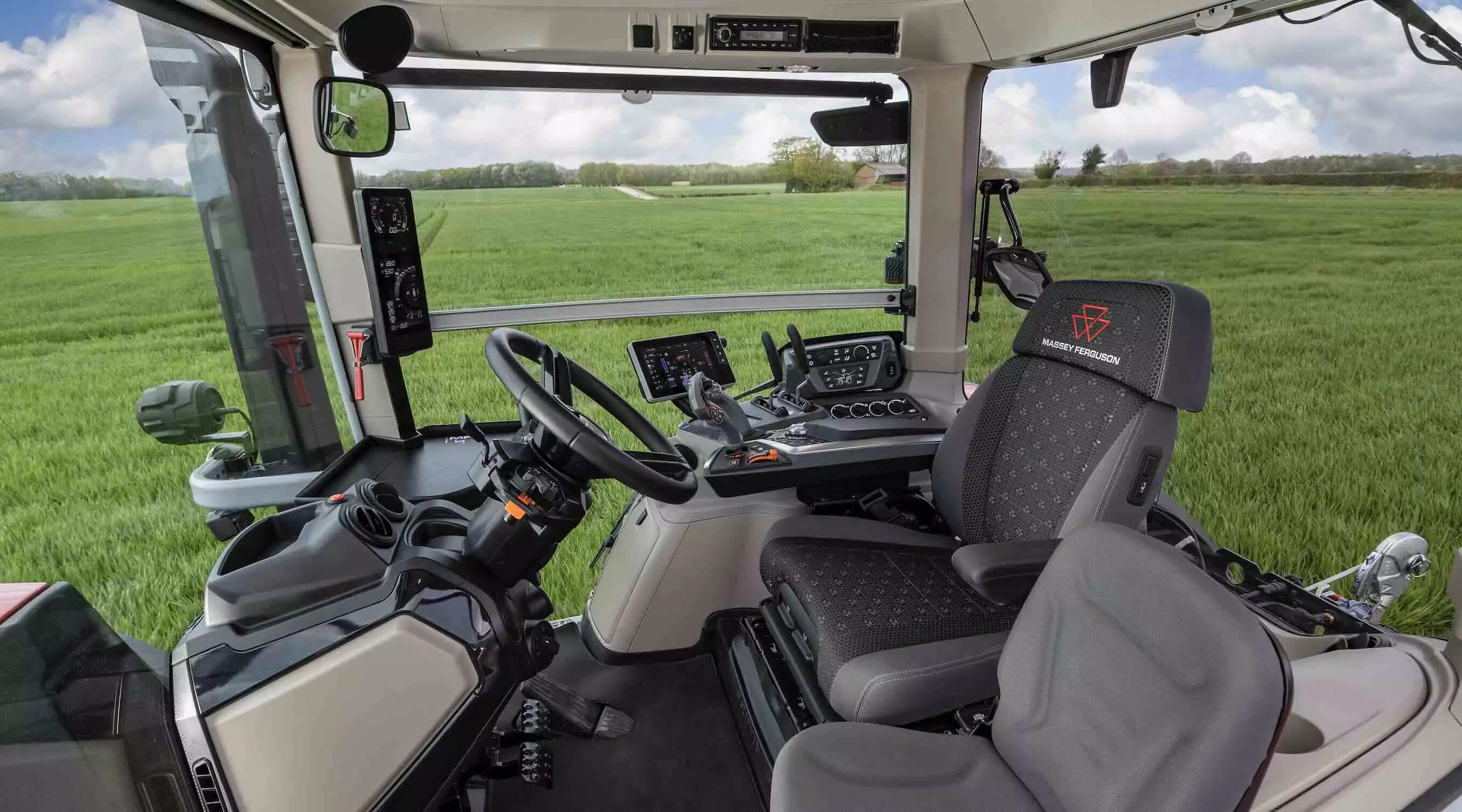 L&rsquo;int&eacute;rieur de la cabine du MF 8S Xtra