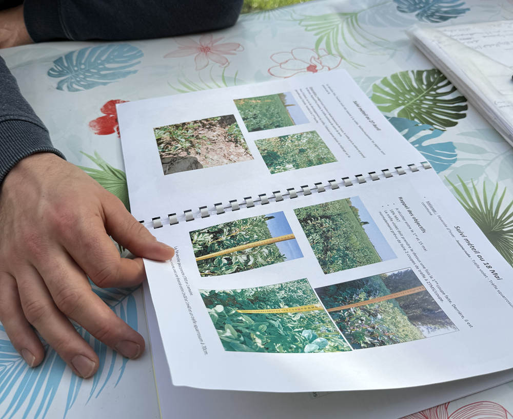 Les essais de méteils sur la ferme sont suivis, mesurés, pesés et soigneusement répertoriés dans des dossiers (©A.M.).