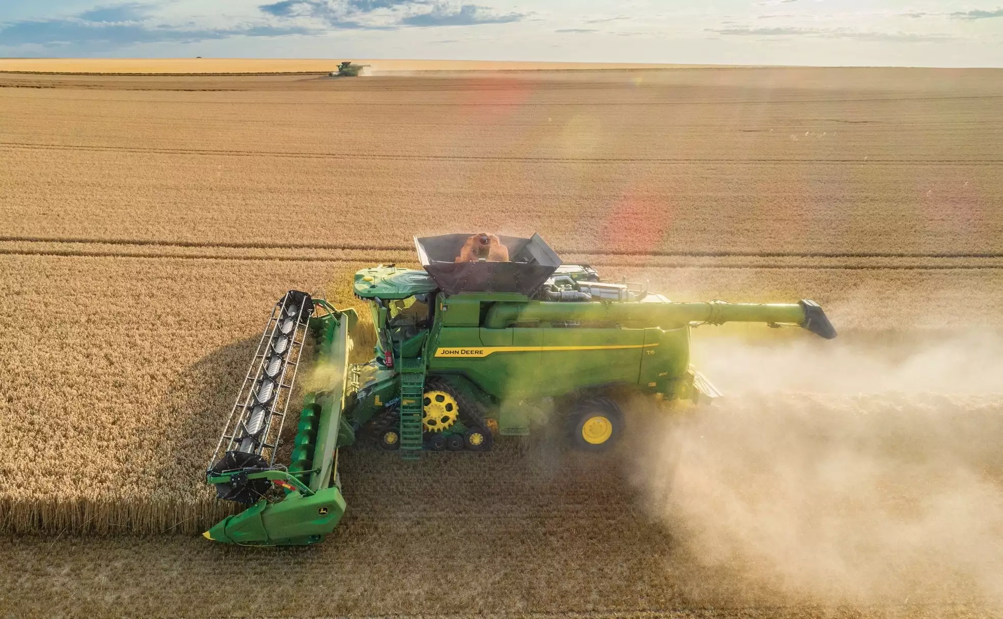 La série T6 compte quatre modèles (T6 500 de 348 ch, T6 600 de 387 ch, T6 700 de 421 ch et T6 800 de 468 ch de puissance maxi) à 6 secoueurs (Crédit photo : John Deere)