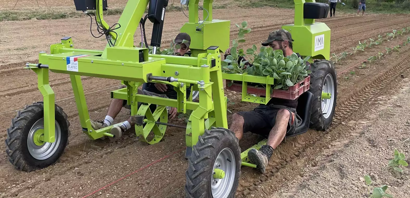 100% électrique, l'automoteur modulaire AMA d’Elatec assiste les opérateurs pour planter, désherber, récolter, transporte caisses et bacs et fait aussi office de porte-outils (Crédit photo : Elatec)