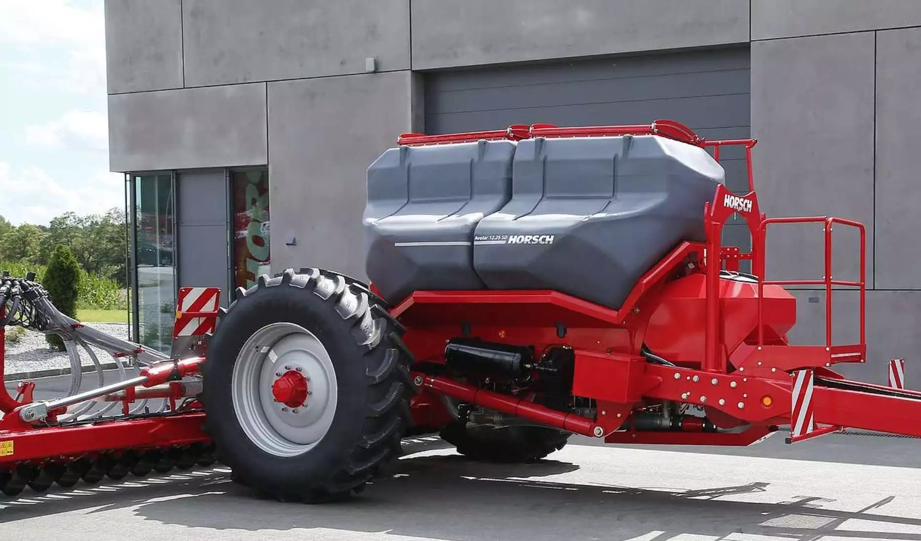 La nouvelle tr&eacute;mie de 6500 litres peut &ecirc;tre compartiment&eacute;e dans un rapport 60/40