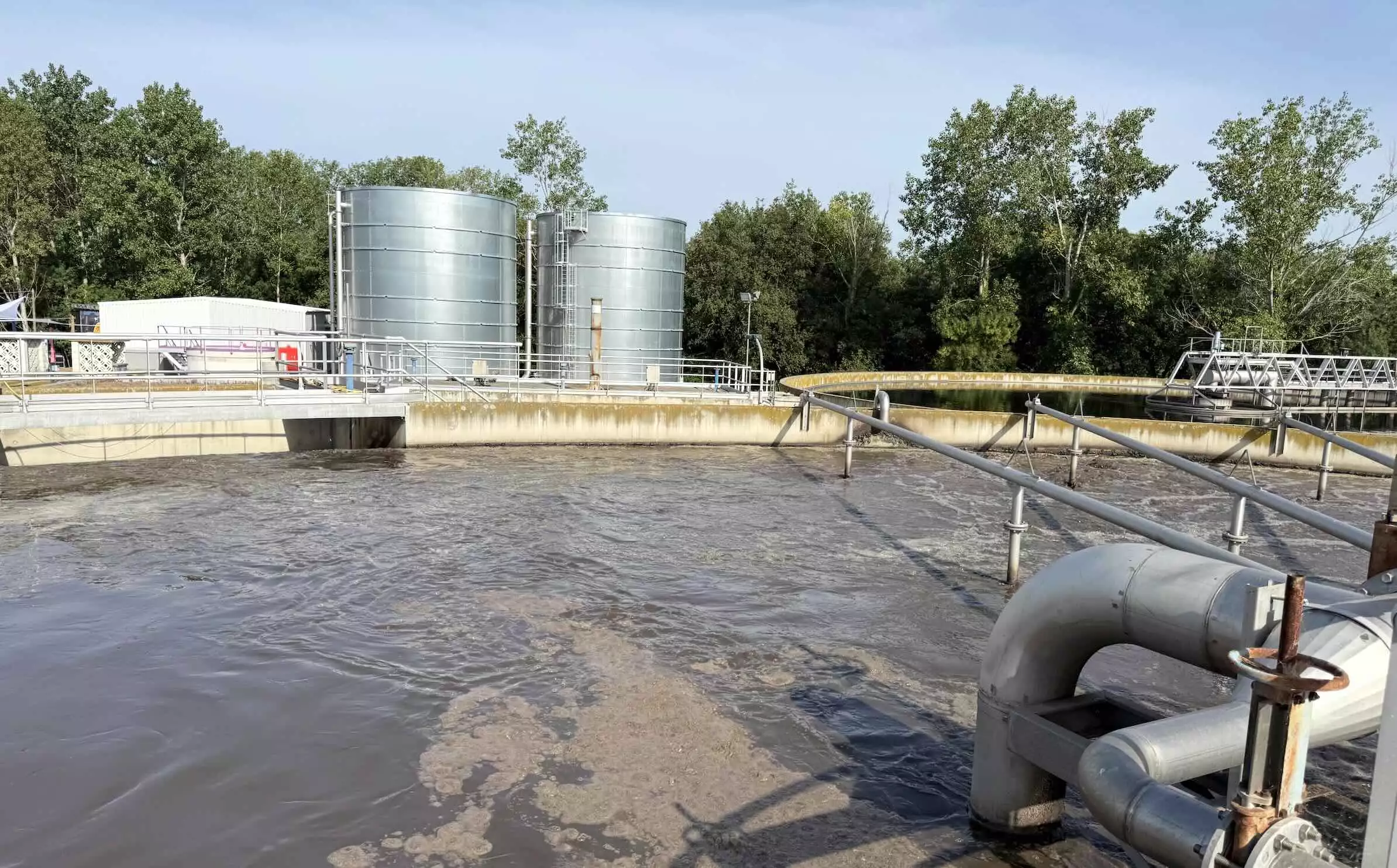 L’unité d’ultrafiltration (à gauche) et les citernes d’eau traitée assurent un débit de 400m3/h à une pression de 20 bar © R. Lecocq