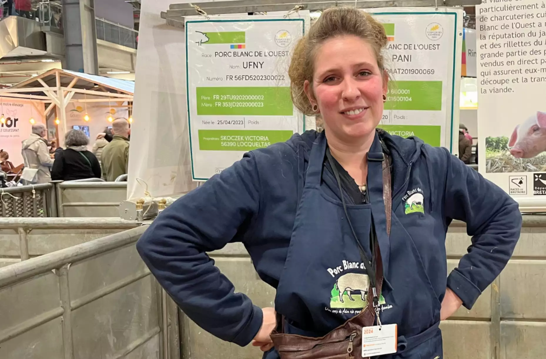 Victoria Skoczek, éleveuse de porc blanc de l'Ouest avec sa truie et sa cochette, Ufny et Pani (Crédit photo : Louise Delaroa)