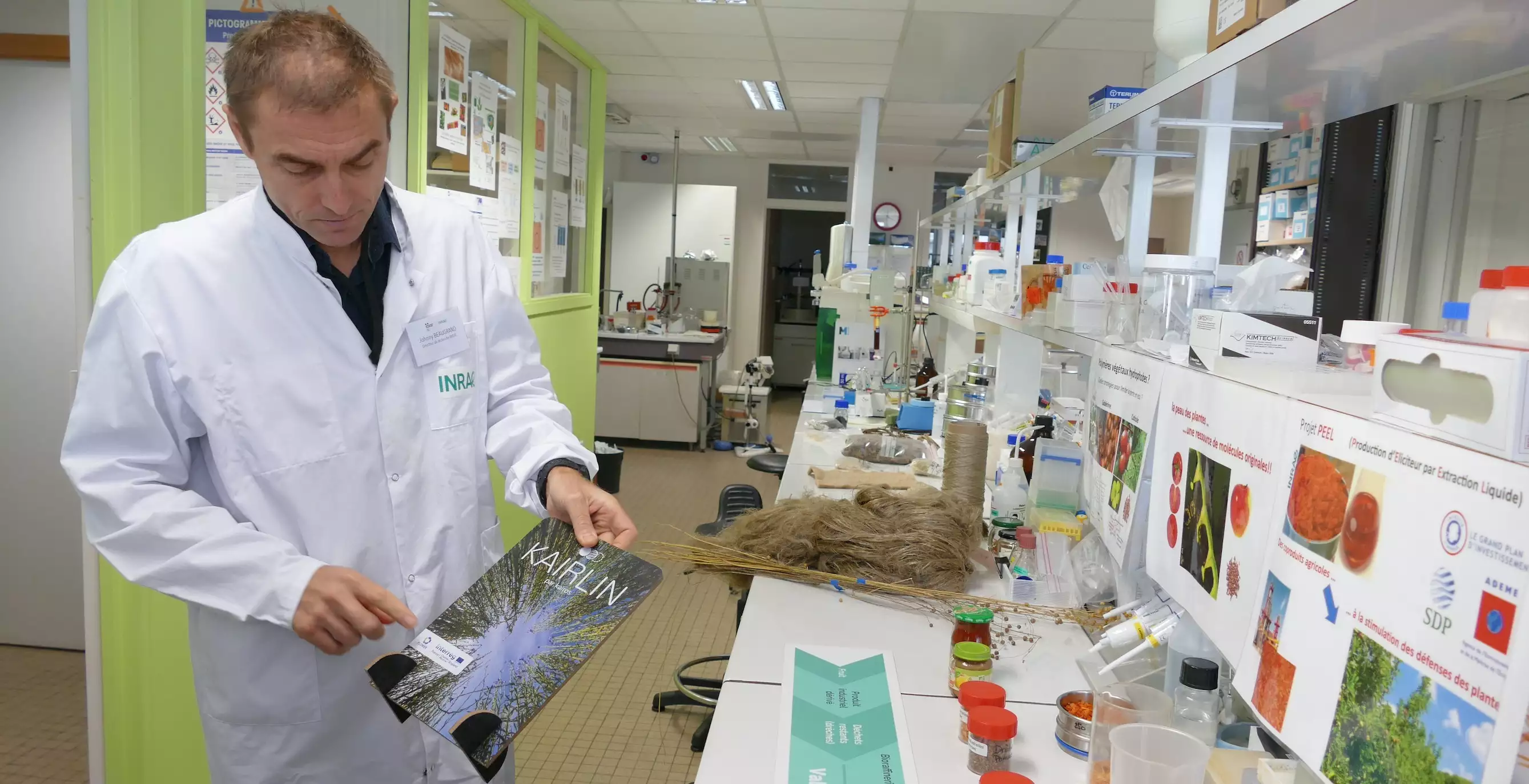 Johnny Beaugrand, directeur de recherche à l'Inrae, centre de Nantes, travaille sur la valorisation des fibres de lin pour en faire des matériaux durables et fonctionnels, tels ces panneaux légers, solides et imprimables