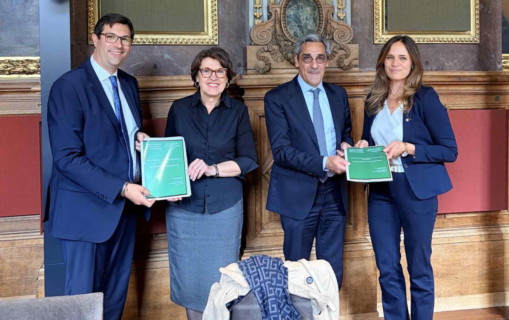 La sénatrice Sylviane Noël et le député Anthony Brosse remettent leur rapport aux ministres Annie Genevard et Serge Papin le 13 mai 2026 © X - Anthony Brosse